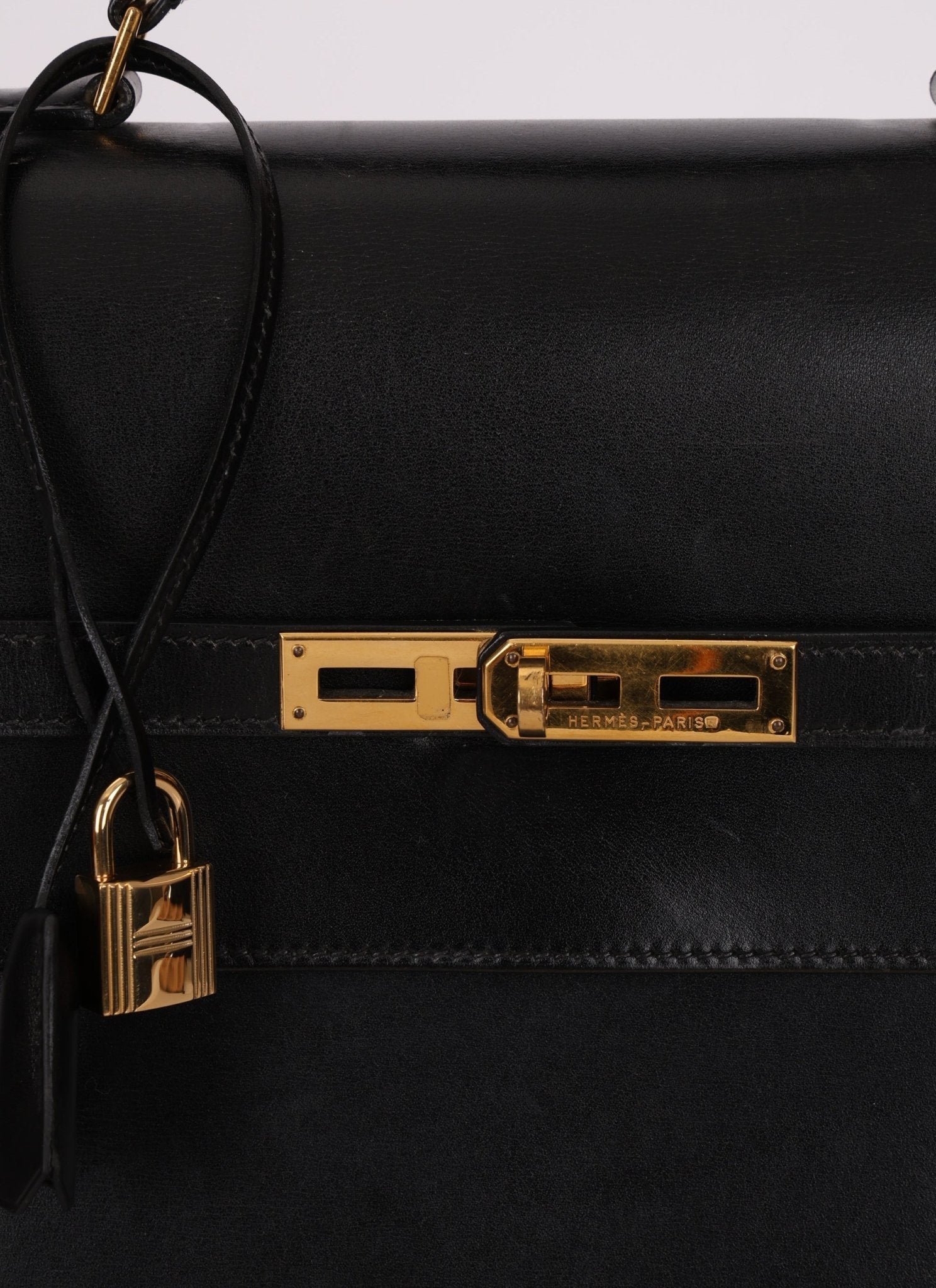 Hermès 2000 Noir Box Kelly Dépêches 38 GHW - FashioNica