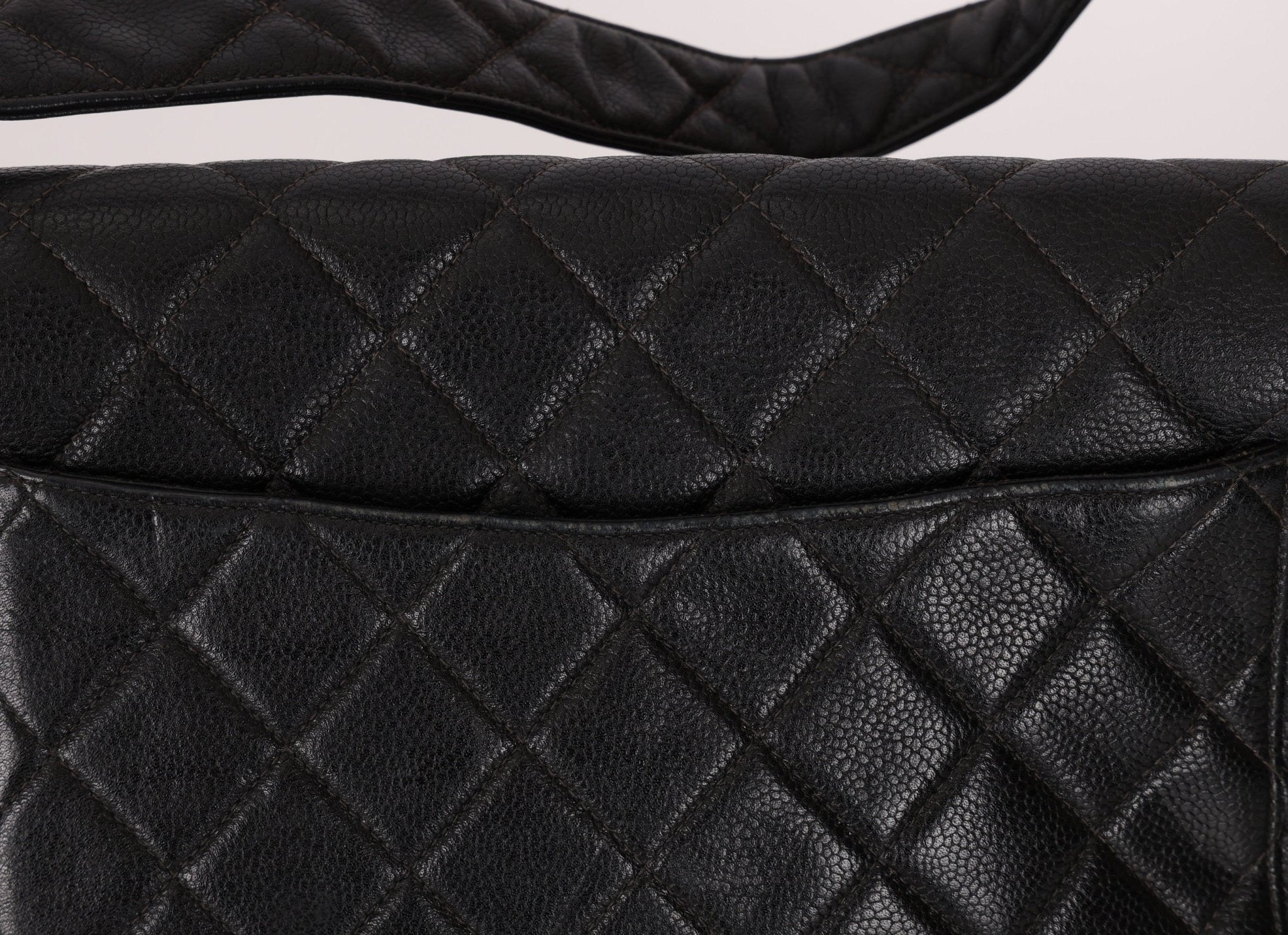 Vintage Chanel 1996 Caviar Turnlock Shoulder Bag - FashioNica