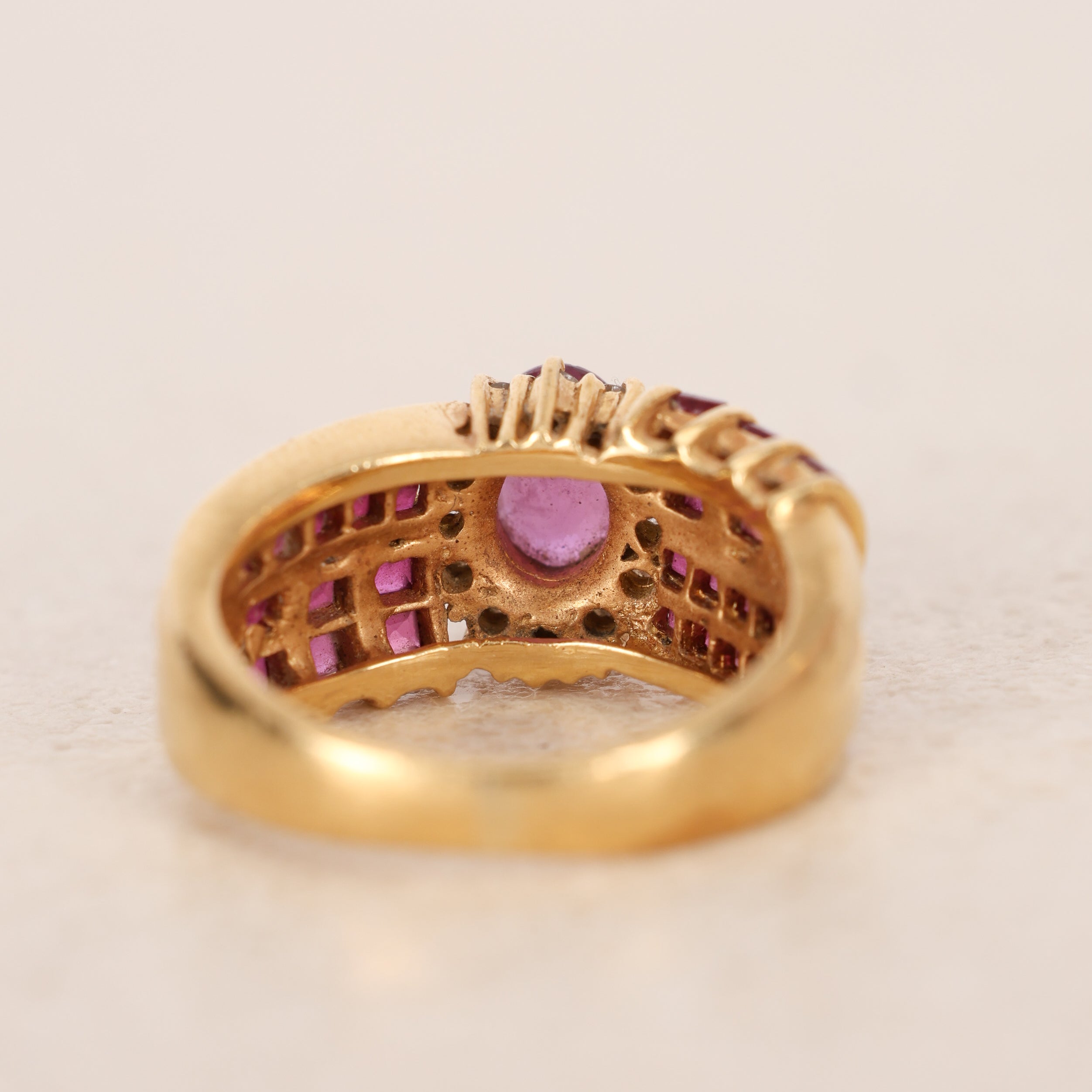 Vintage 1980s 18K Yellow Gold Ruby and Diamond Woven Motif Solitaire Ring, Size US 5