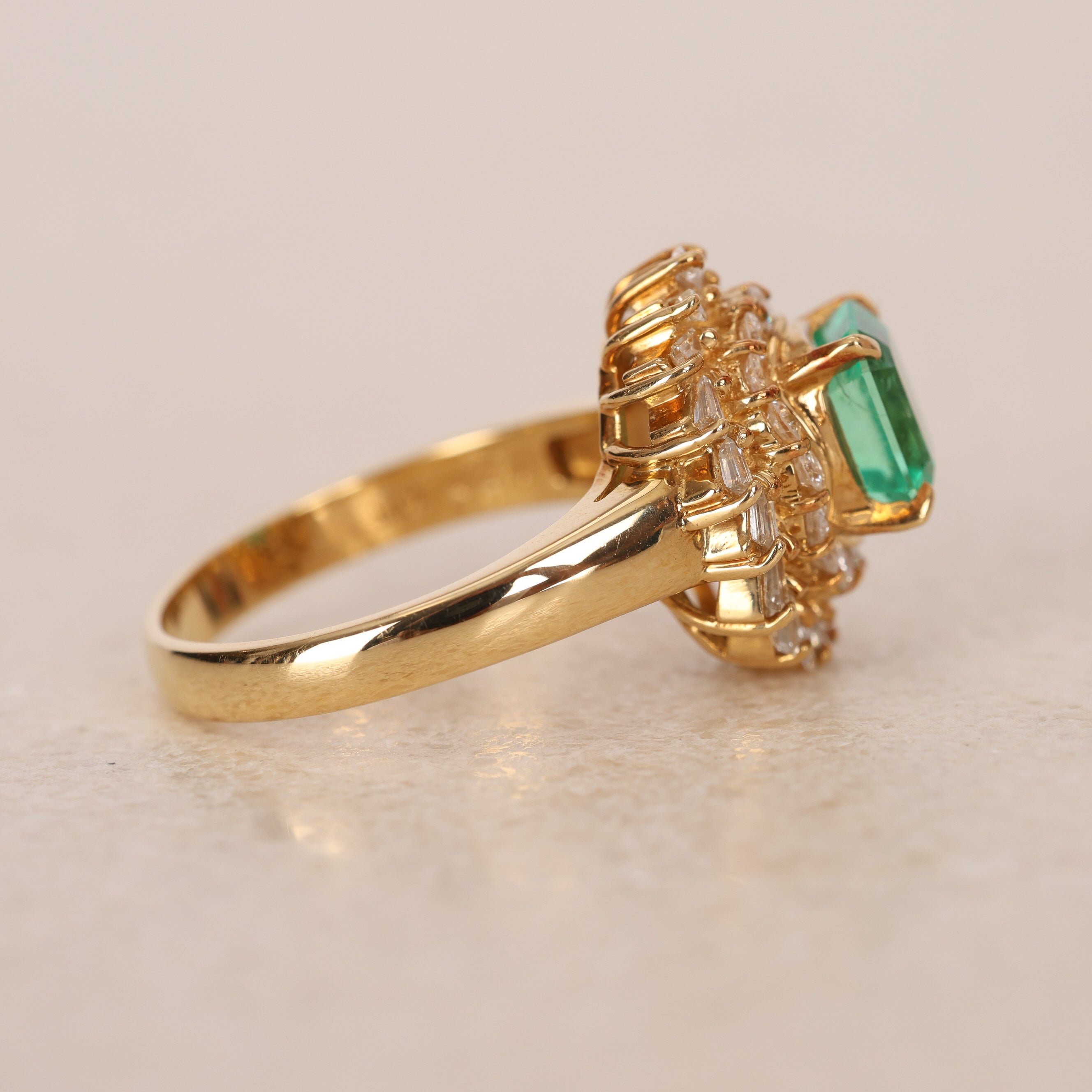 Vintage 1970s 18K Yellow Gold Diamond and Emerald Spiral Halo Ring, Size US 6