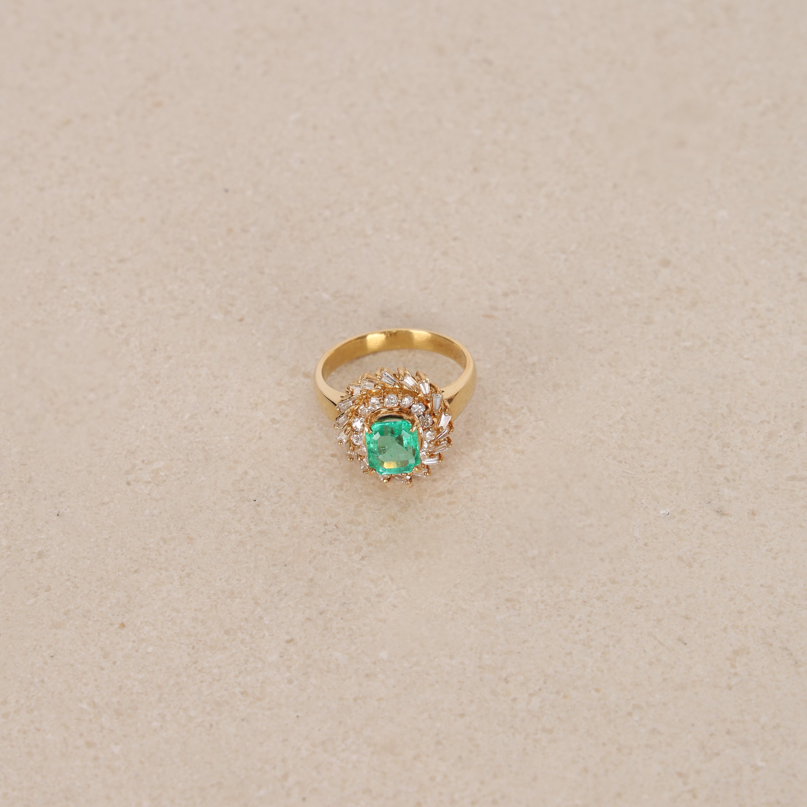 Vintage 1970s 18K Yellow Gold Diamond and Emerald Spiral Halo Ring, Size US 6