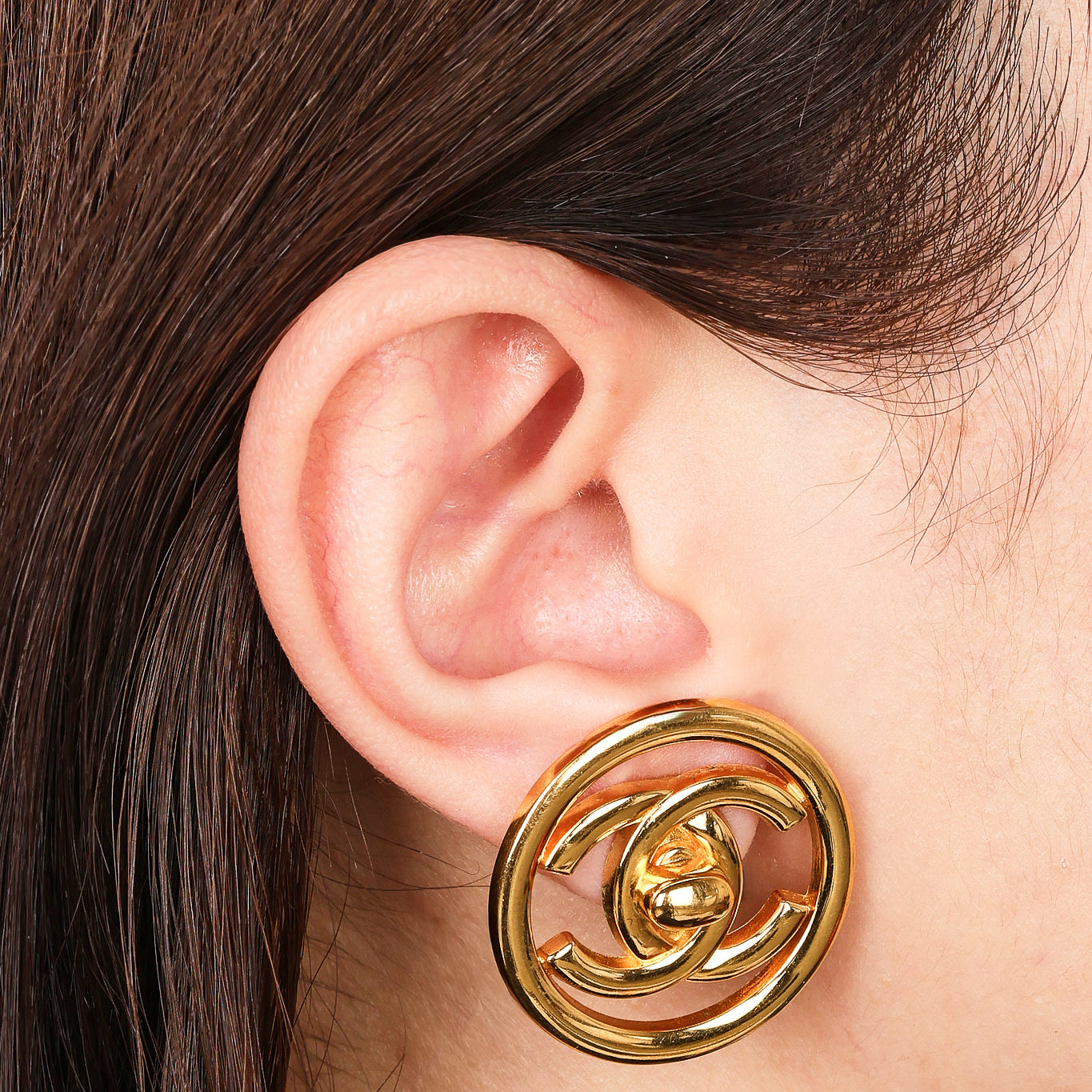 Chanel 1997 CC Turnlock Circle Clip-On Earrings 24K GP - Drop 49
