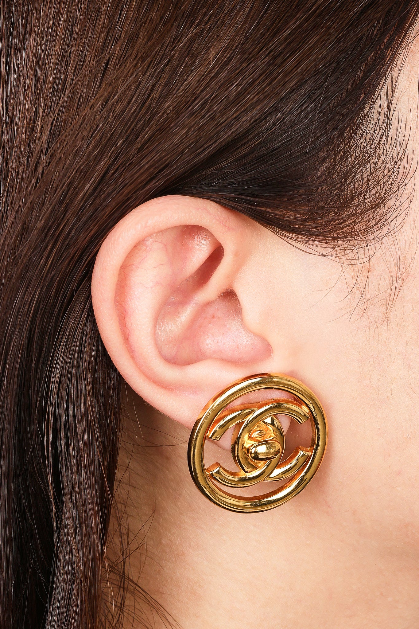 Chanel 1997 CC Turnlock Circle Clip-On Earrings 24K GP - Drop 49