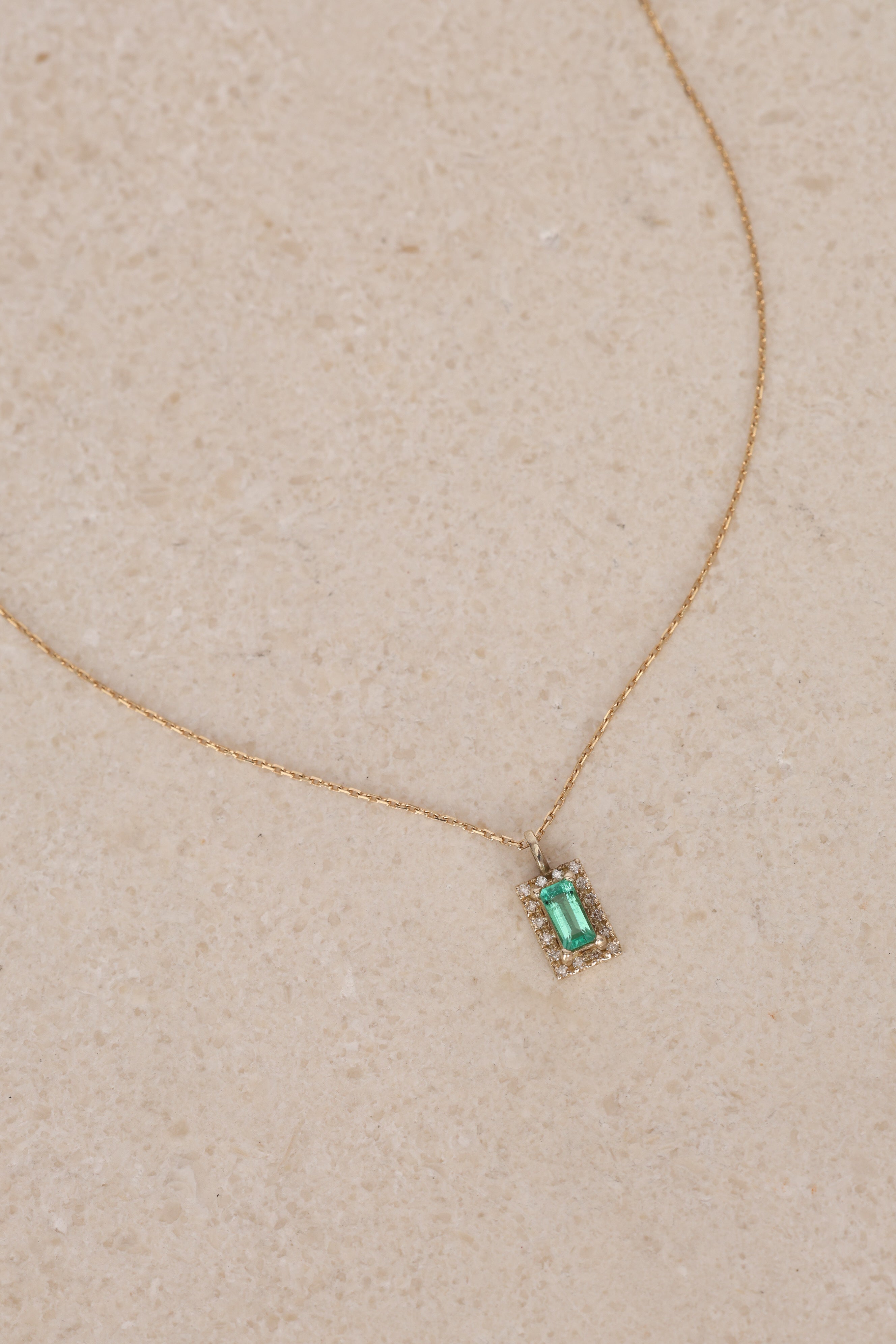 19K Emerald & Diamond Pendant Necklace