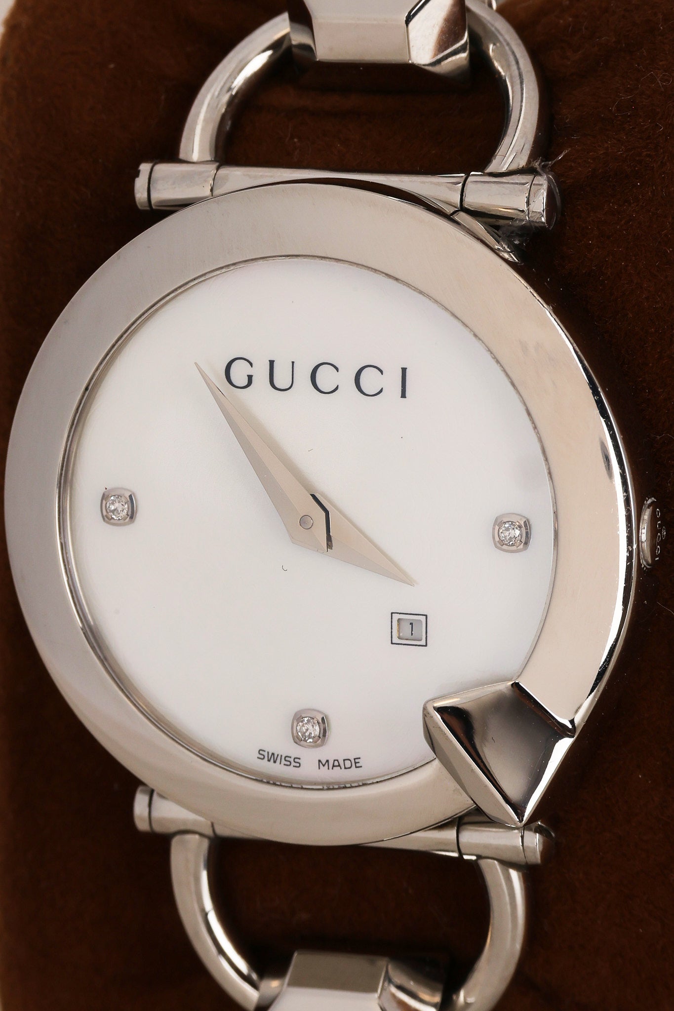 Gucci Steel Chiodo Diamond Shell Watch