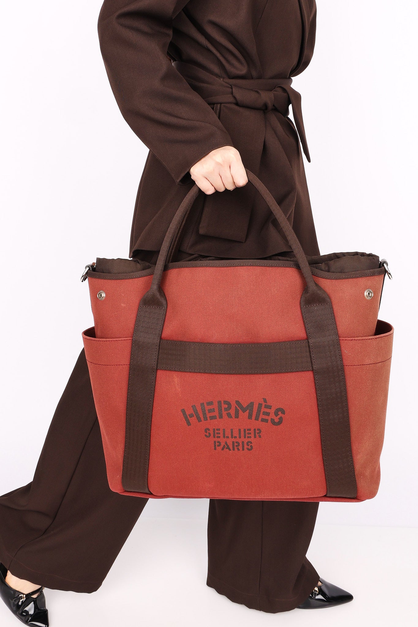 Hermès Sac De Pansage Groom Rouge H and Chocolat Toile 2023 PHW