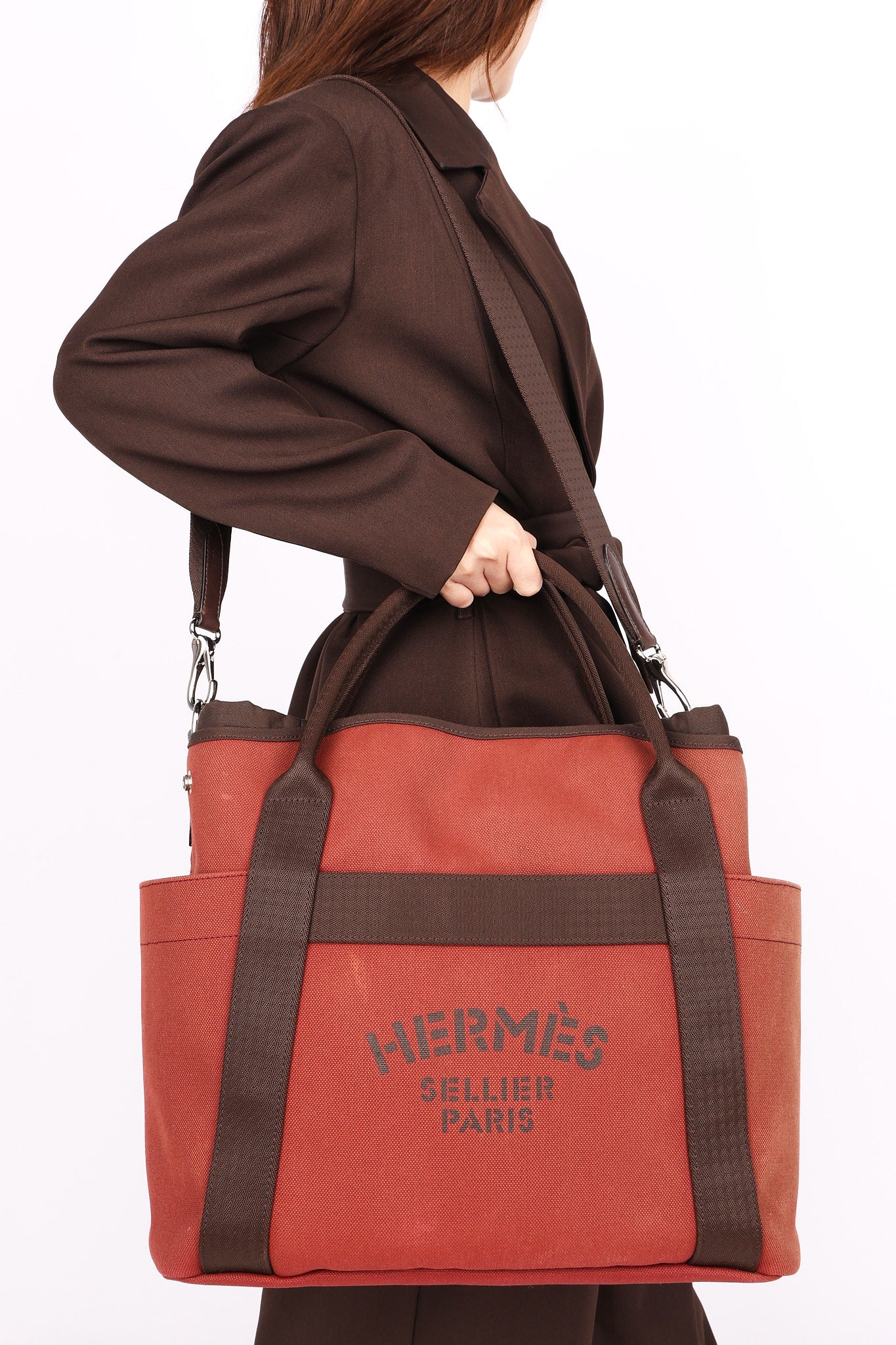 Hermès Sac De Pansage Groom Rouge H and Chocolat Toile 2023 PHW
