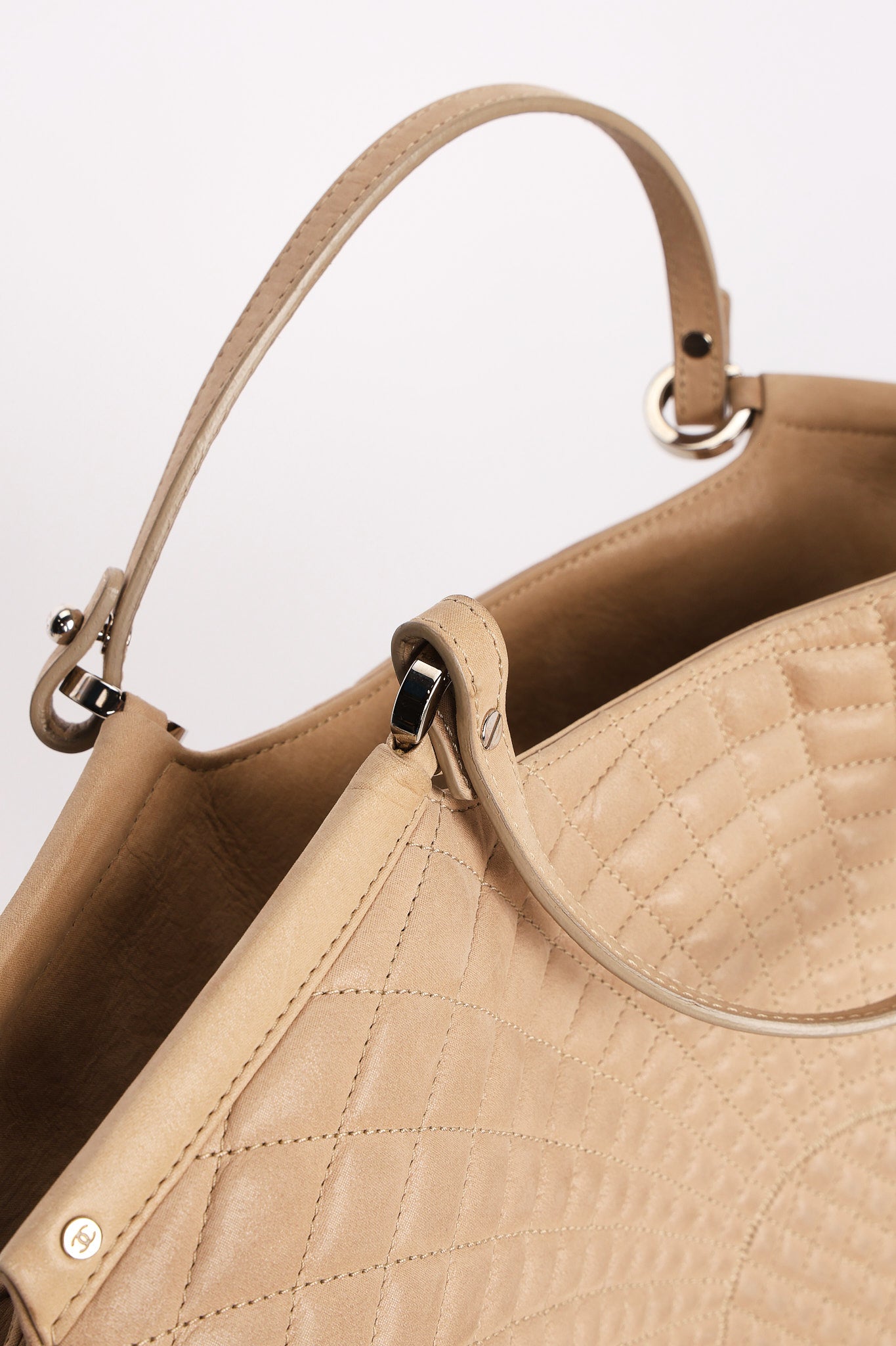 Chanel Spiral Sea Hit Tote Beige Iridescent (leather) SHW