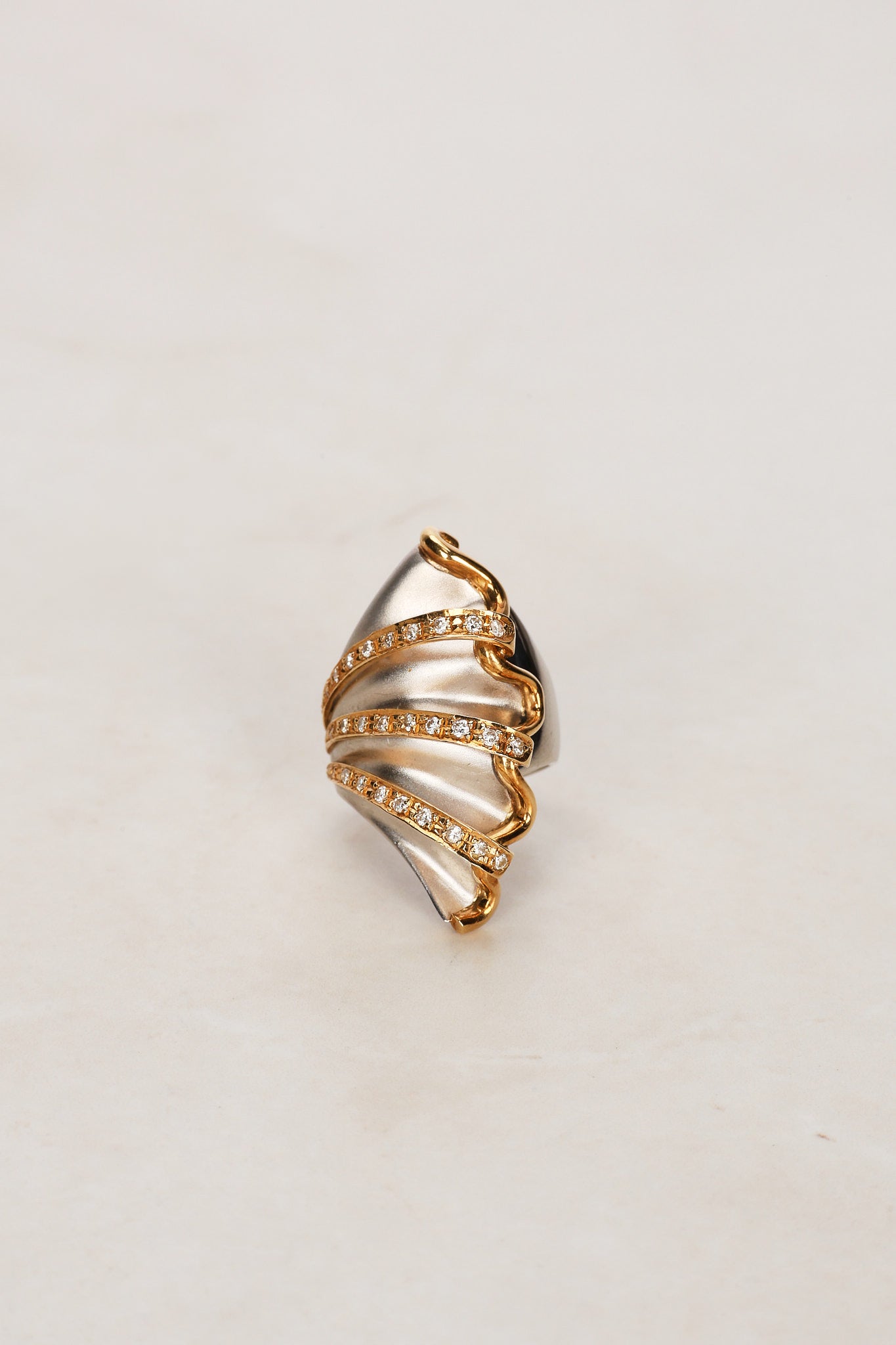18K Yellow Gold and Pt900 Platinum Abstract Shell Diamond Ring, Size US 6.25