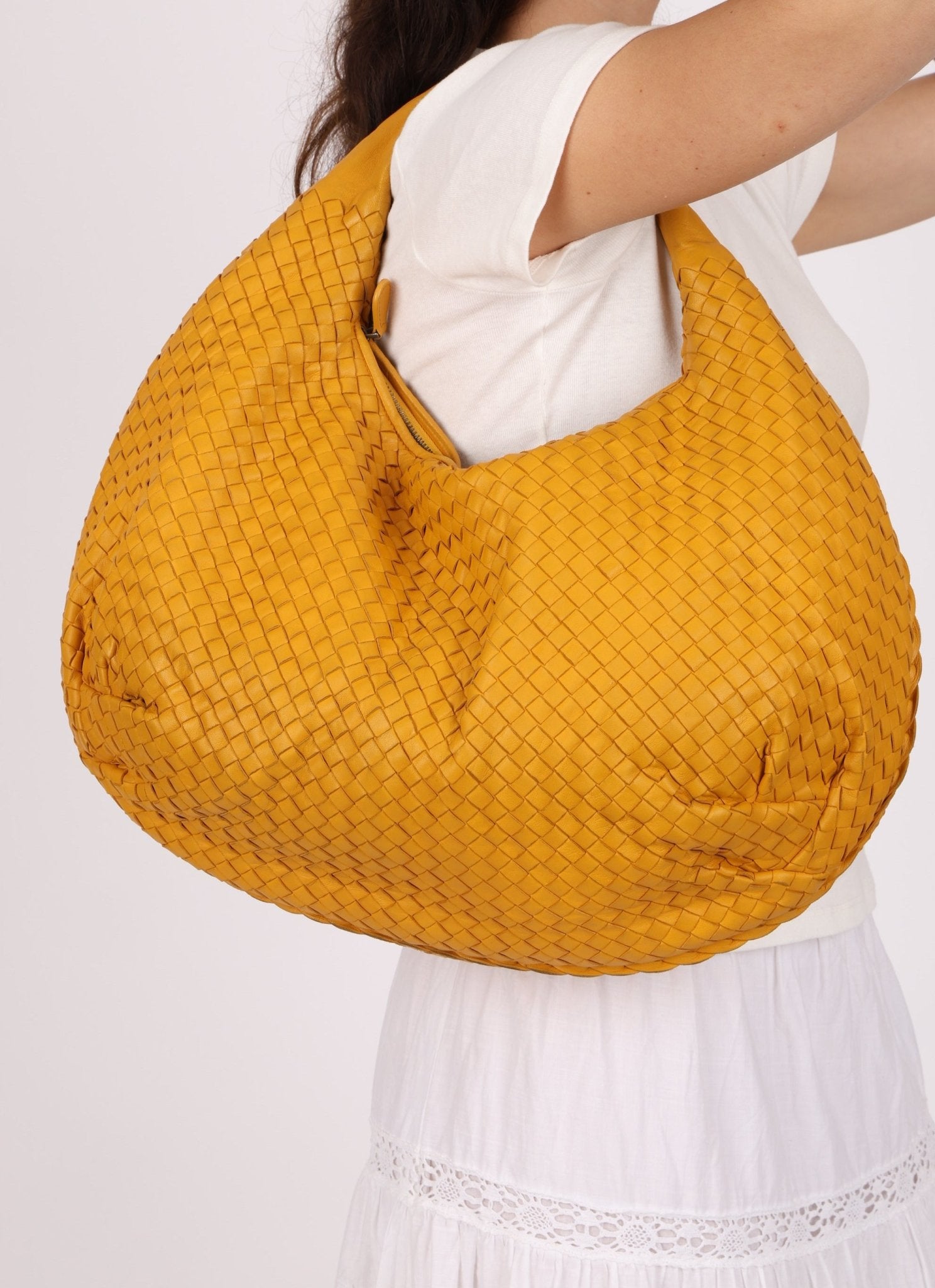 Bottega Veneta Mango Intrecciato Medium Hobo - FashioNica