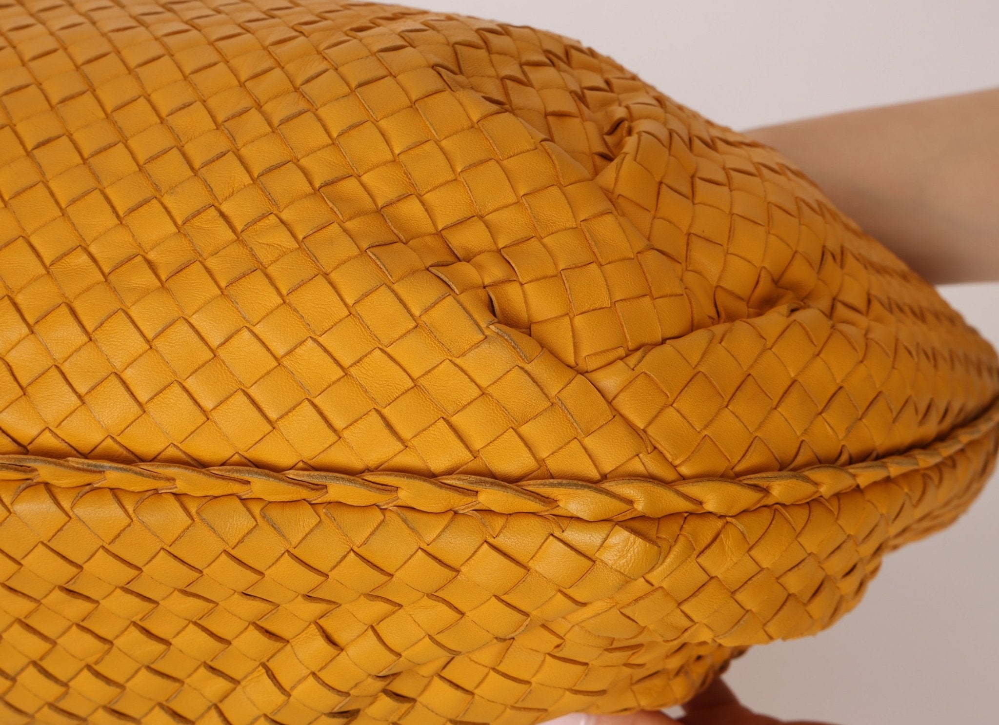 Bottega Veneta Mango Intrecciato Medium Hobo - FashioNica