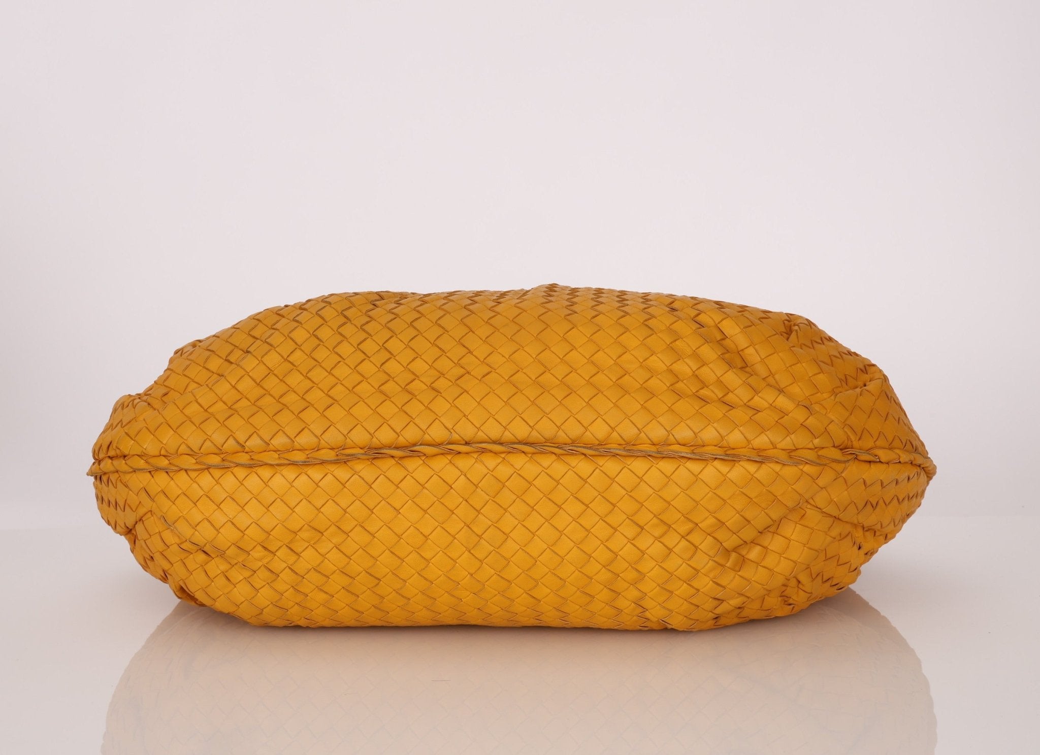 Bottega Veneta Mango Intrecciato Medium Hobo - FashioNica