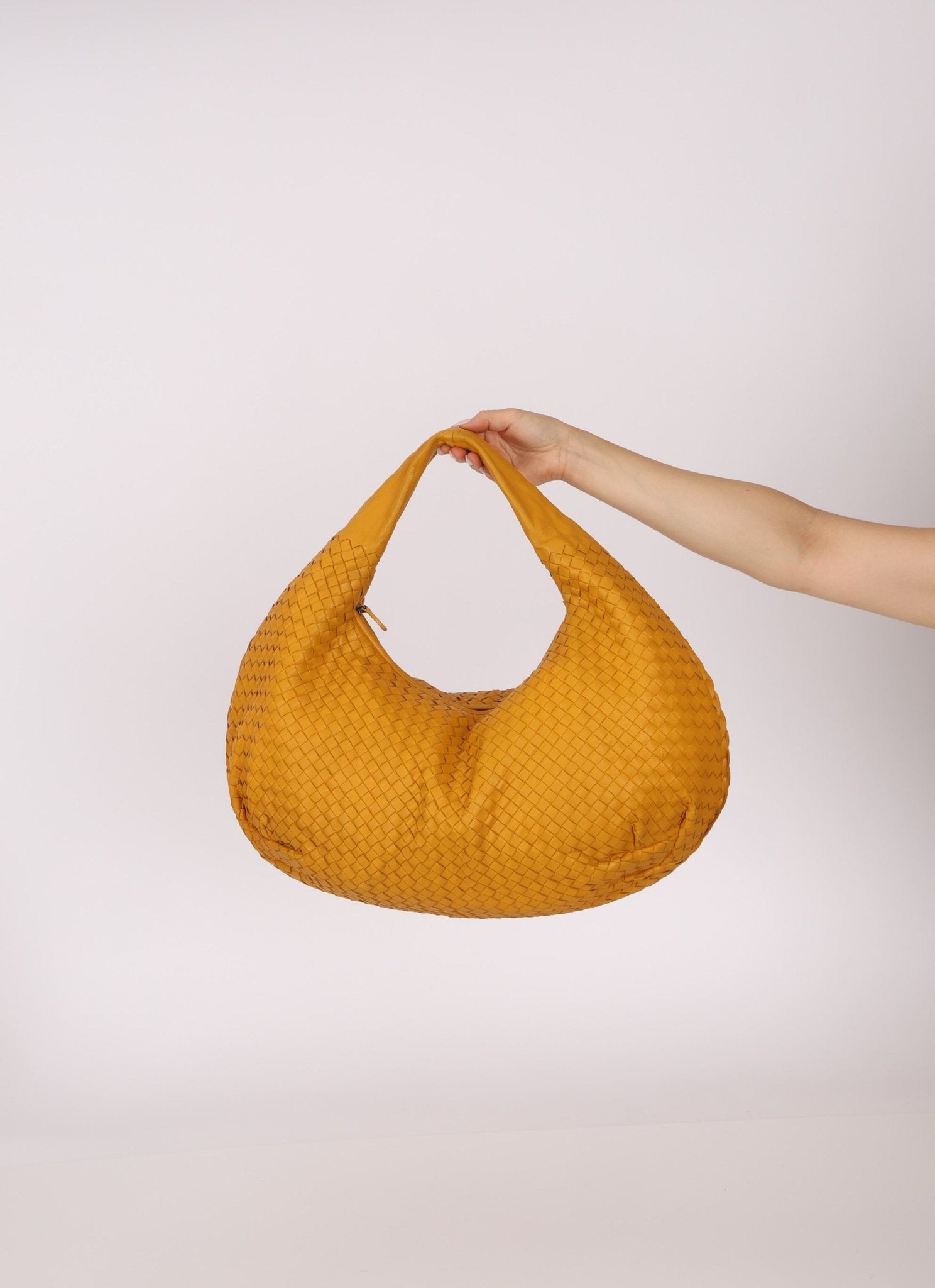 Bottega Veneta Mango Intrecciato Medium Hobo - FashioNica