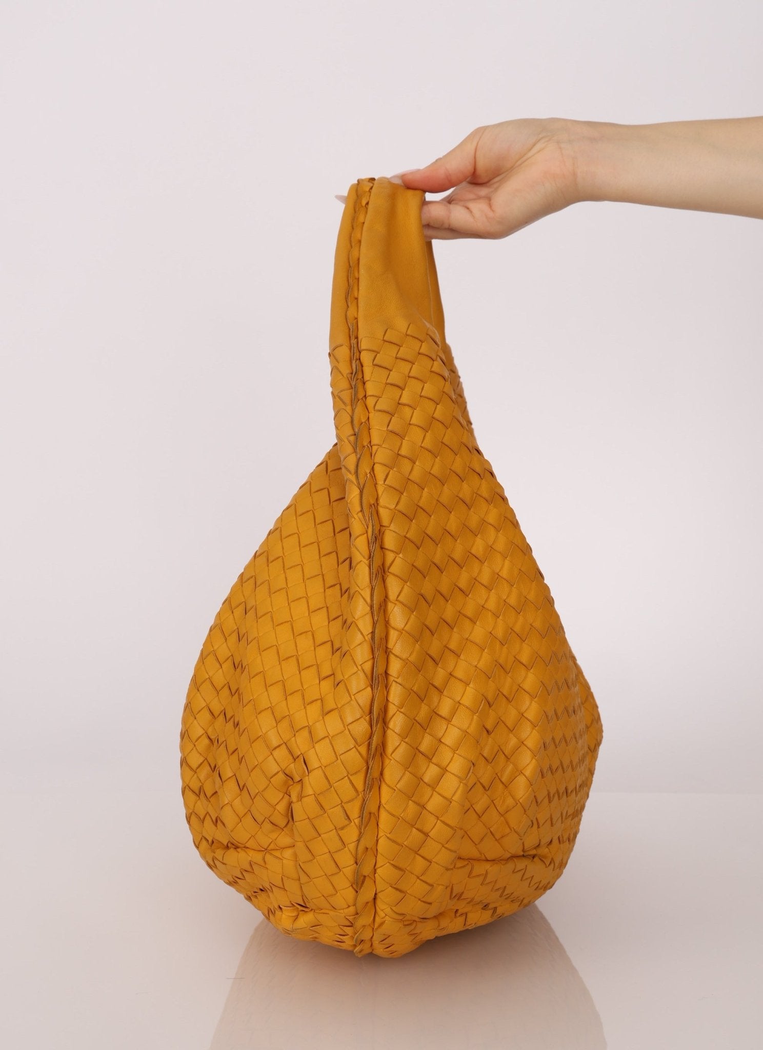 Bottega Veneta Mango Intrecciato Medium Hobo - FashioNica
