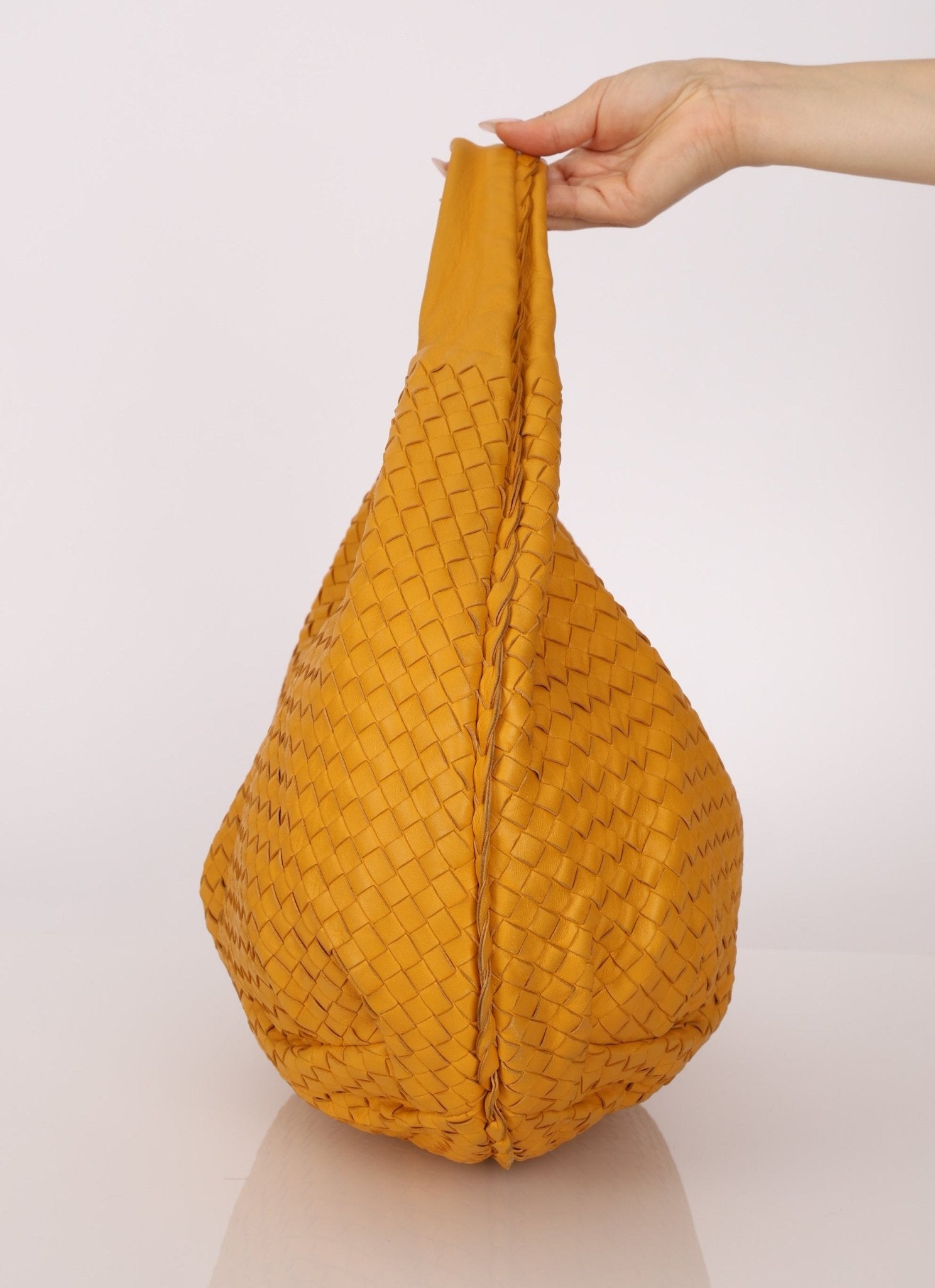 Bottega Veneta Mango Intrecciato Medium Hobo - FashioNica
