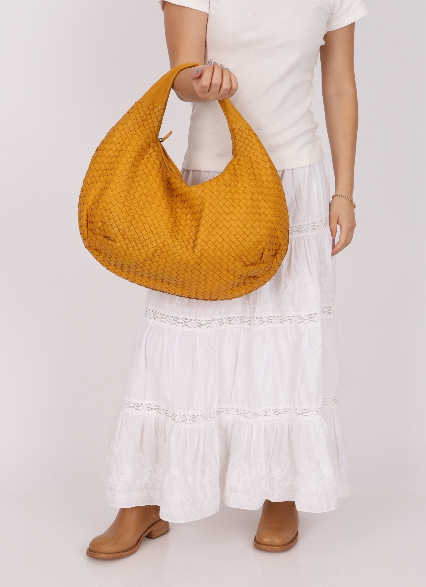 Bottega Veneta Mango Intrecciato Medium Hobo - FashioNica