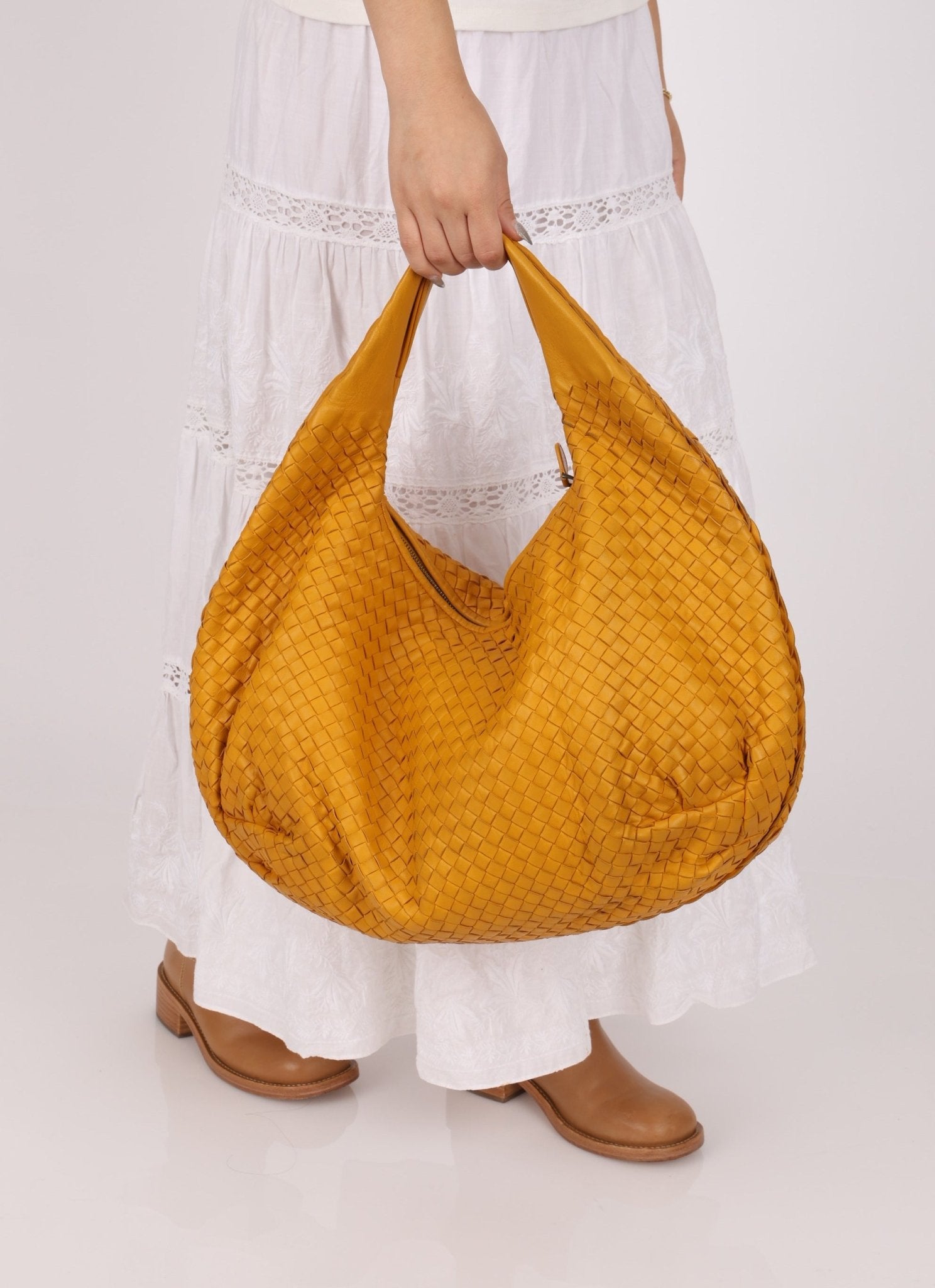 Bottega Veneta Mango Intrecciato Medium Hobo - FashioNica