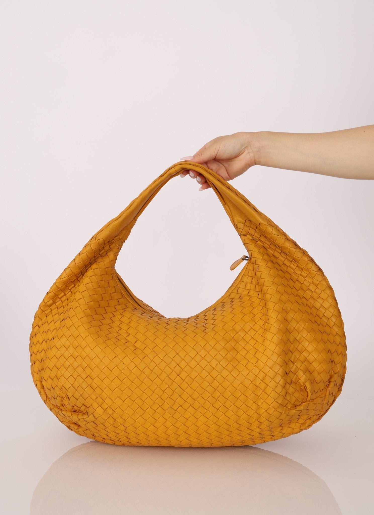 Bottega Veneta Mango Intrecciato Medium Hobo - FashioNica
