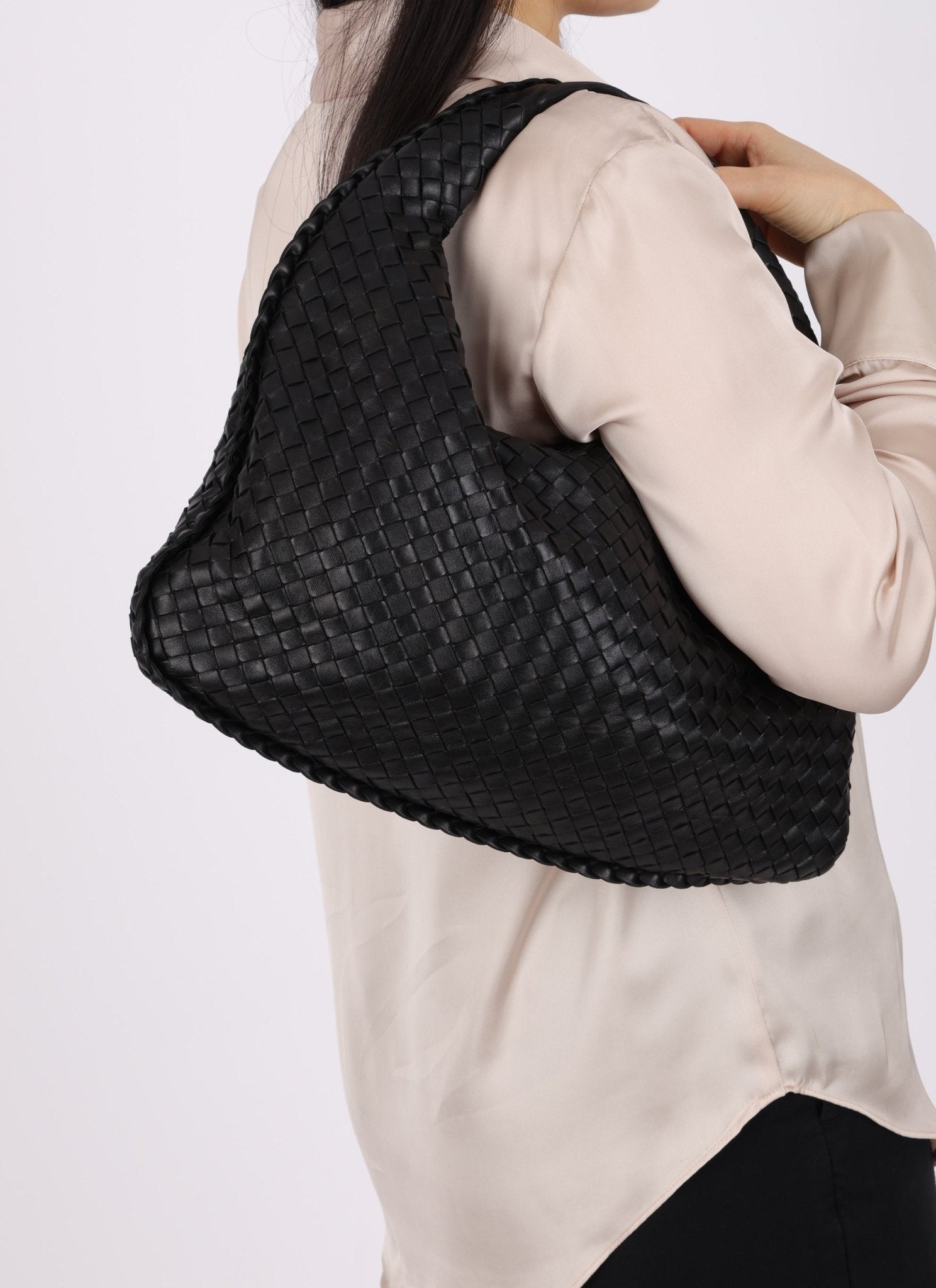 Bottega Veneta Small Intrecciato Black Hobo - FashioNica