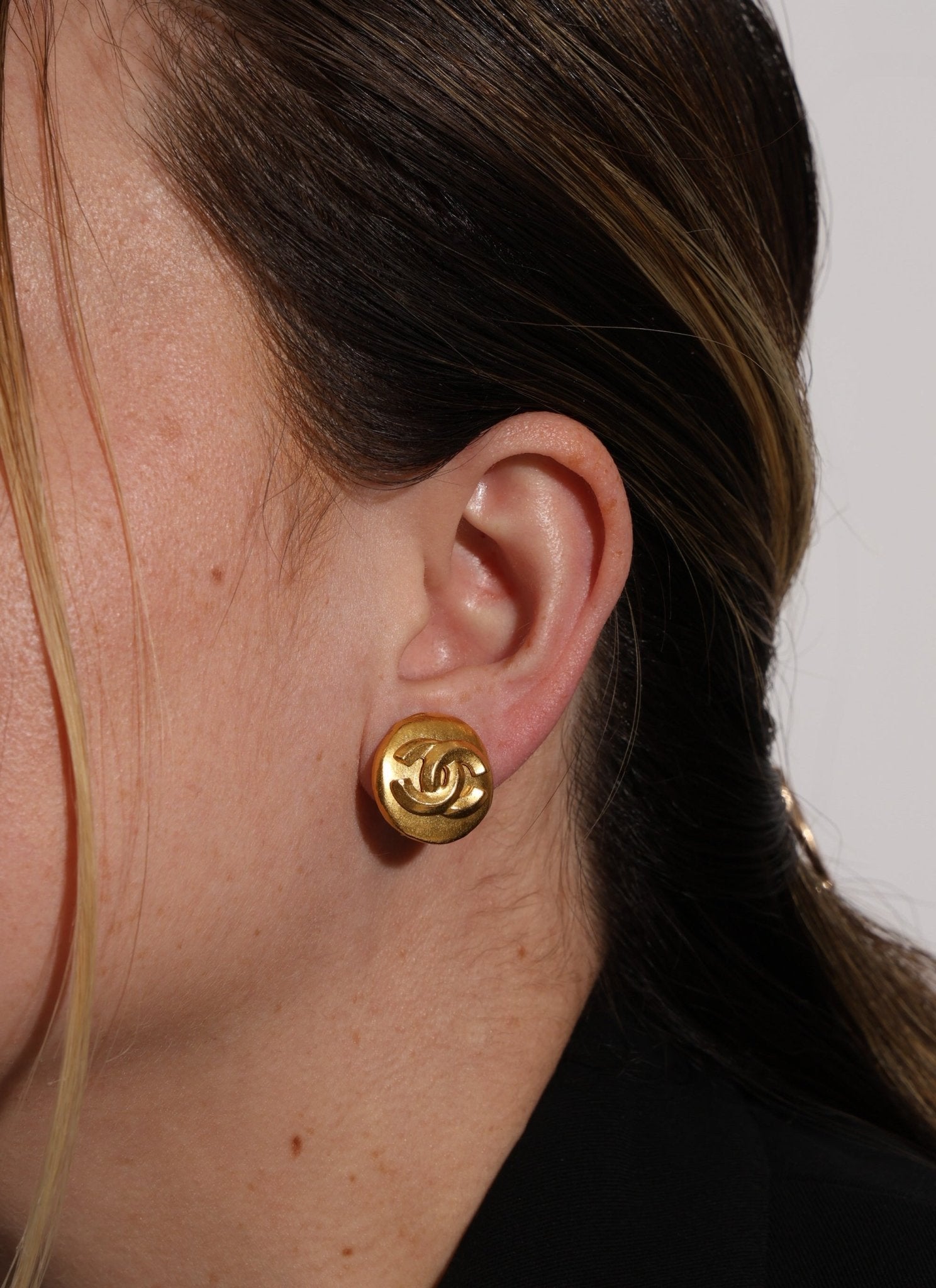 Chanel 1996 Matte Interlocking CC Round Clip - On Earrings - FashioNica