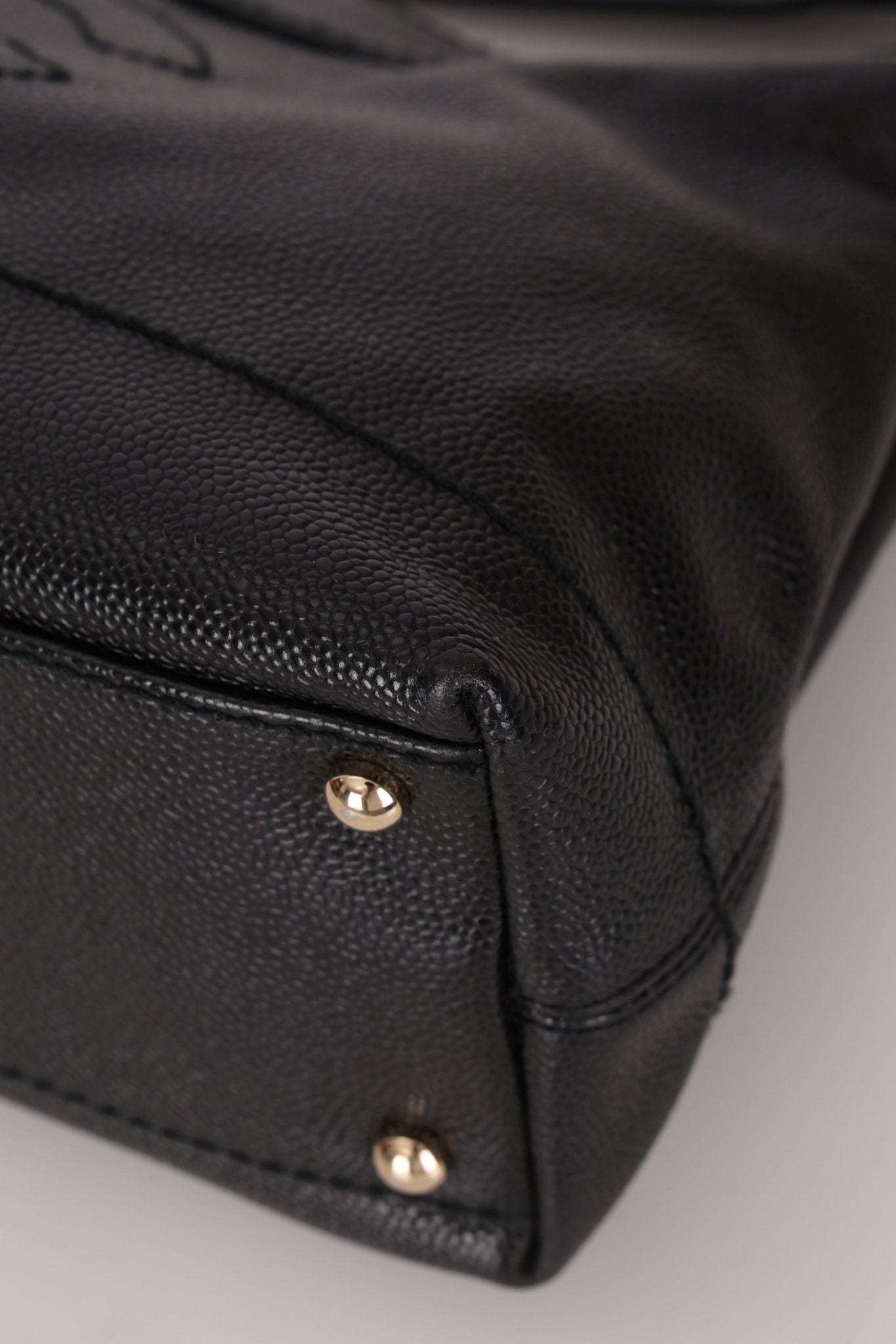 Chanel 2002 Caviar Acrylic Wood Chain Shoulder Bag - FashioNica