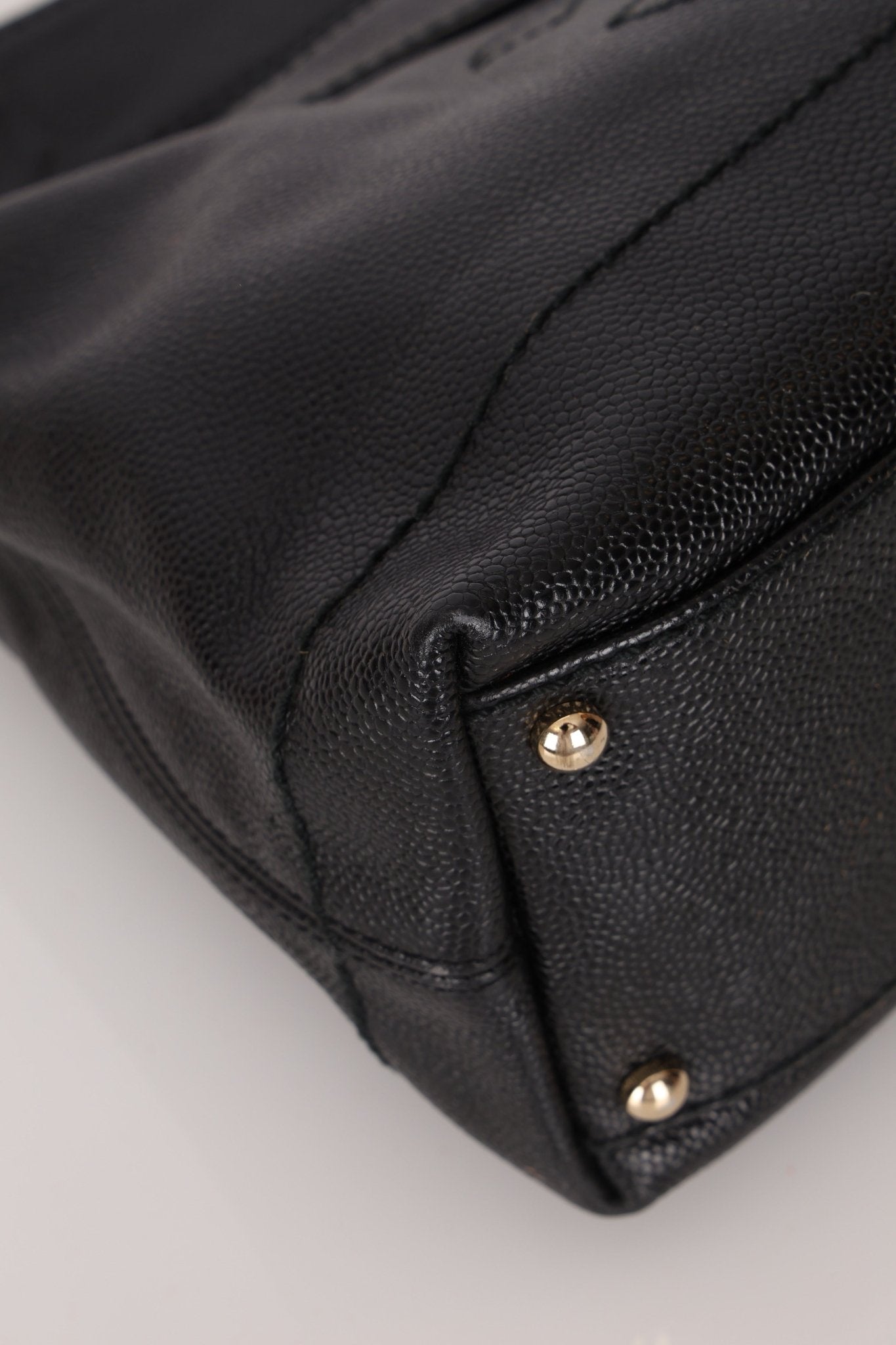 Chanel 2002 Caviar Acrylic Wood Chain Shoulder Bag - FashioNica