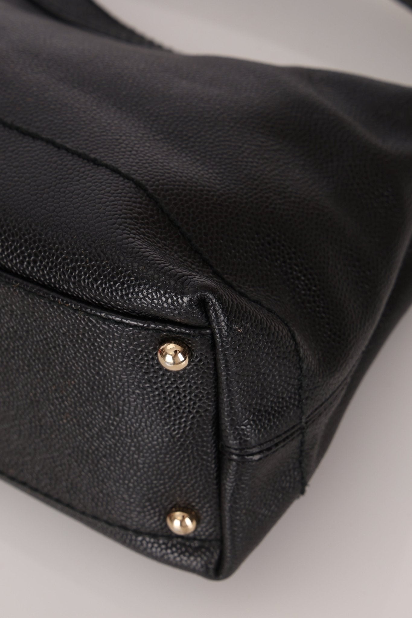 Chanel 2002 Caviar Acrylic Wood Chain Shoulder Bag - FashioNica