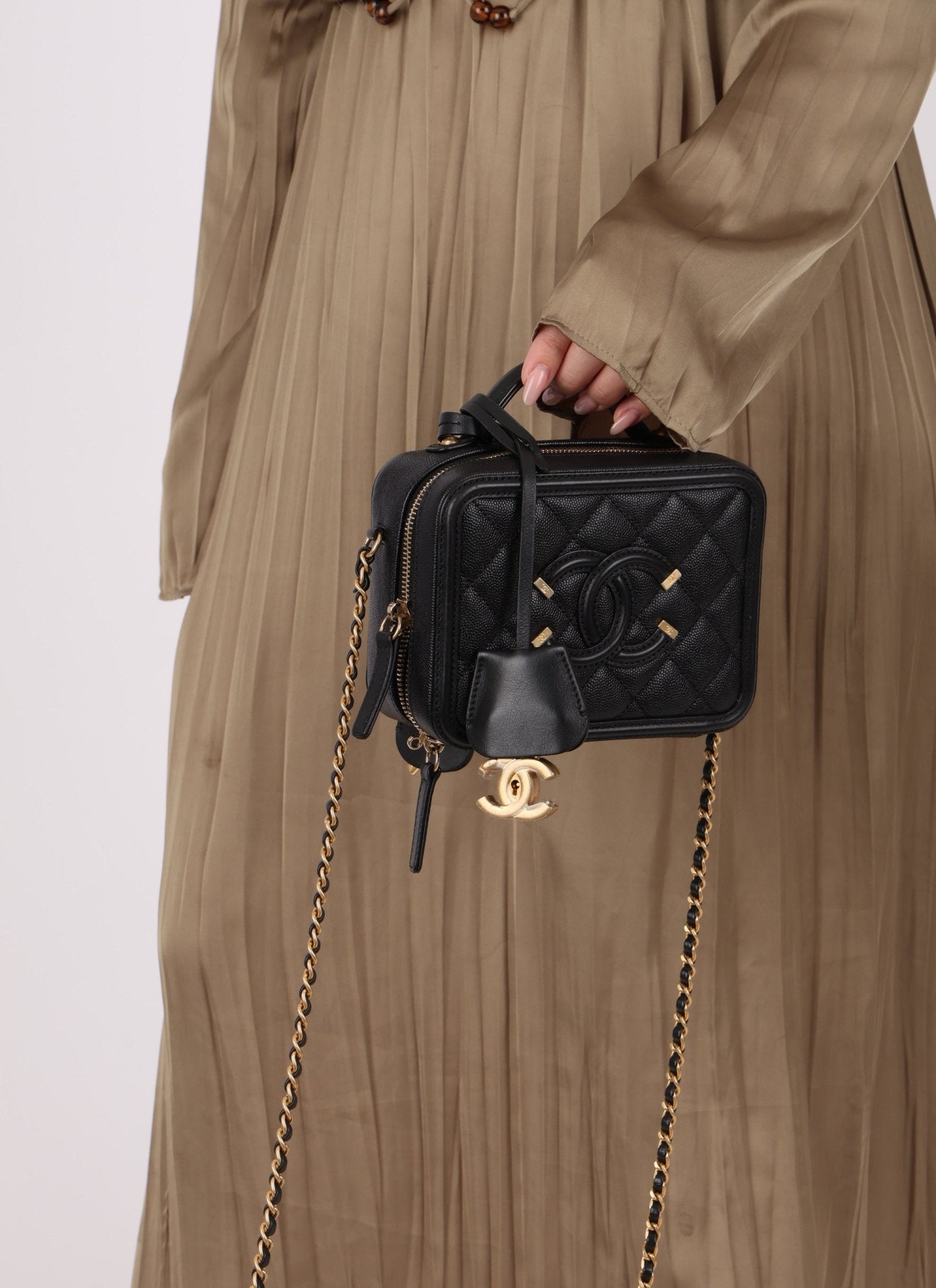 Chanel 2018 Caviar Filigree Small Vanity Case - FashioNica