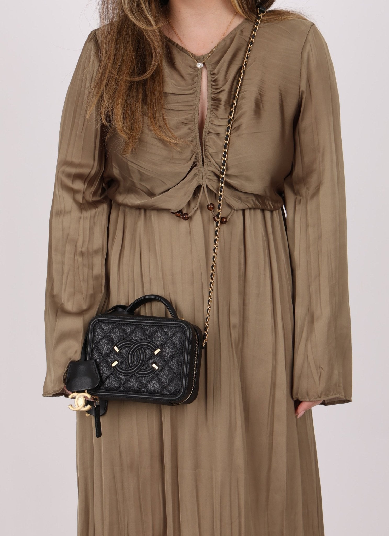 Chanel 2018 Caviar Filigree Small Vanity Case - FashioNica