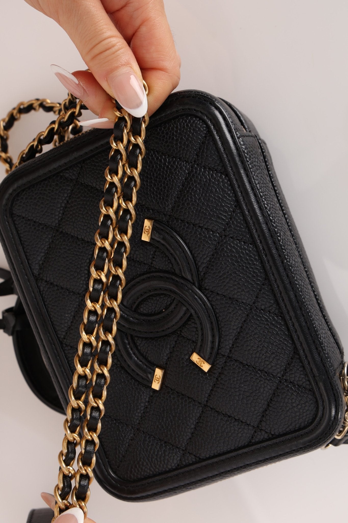 Chanel 2018 Caviar Filigree Small Vanity Case GHW - FashioNica