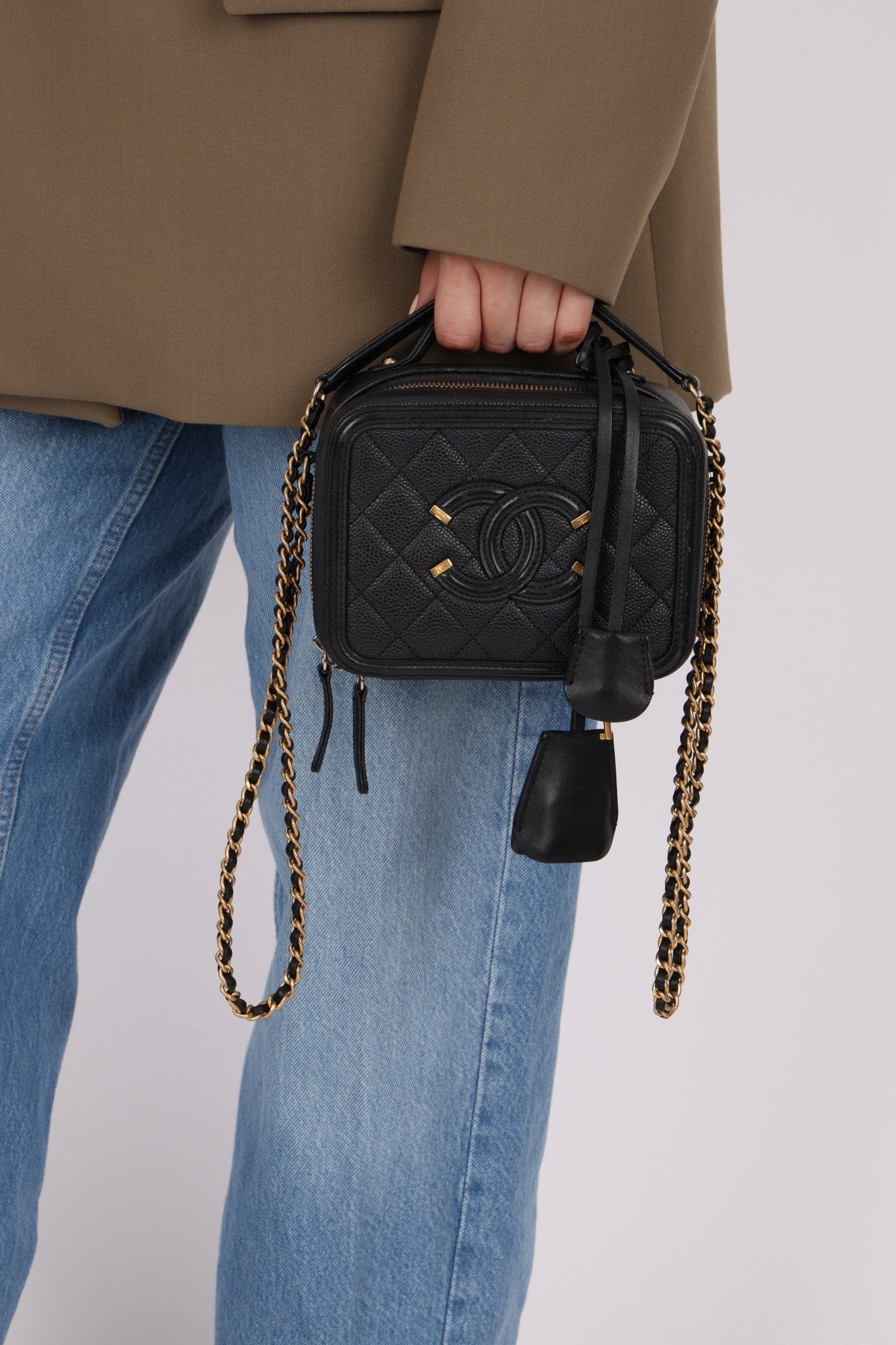 Chanel 2018 Caviar Filigree Small Vanity Case GHW - FashioNica