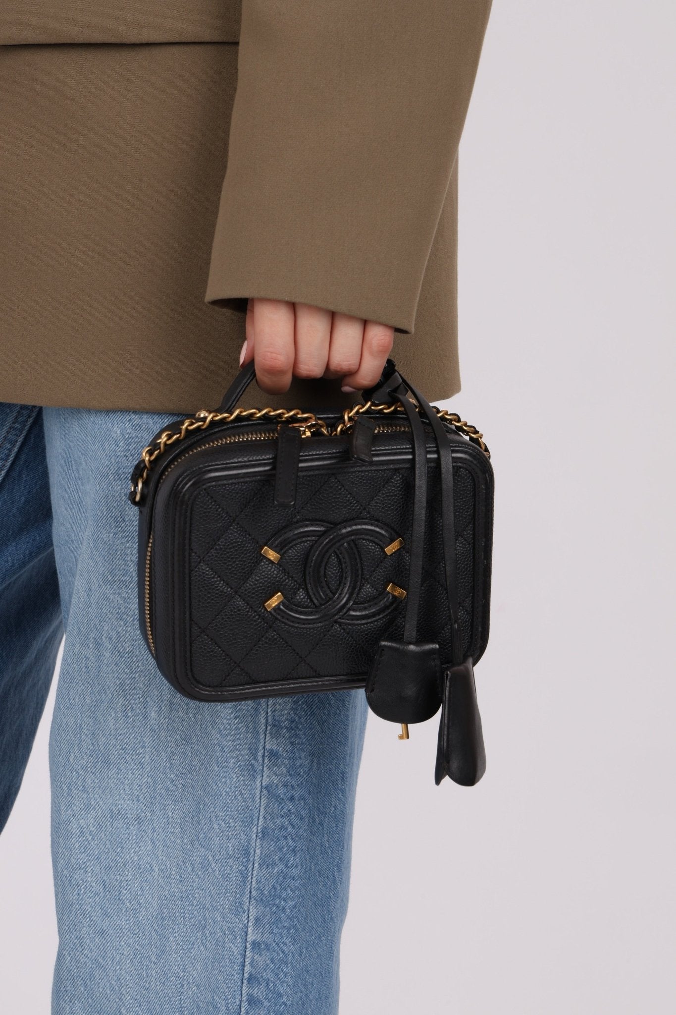 Chanel 2018 Caviar Filigree Small Vanity Case GHW - FashioNica