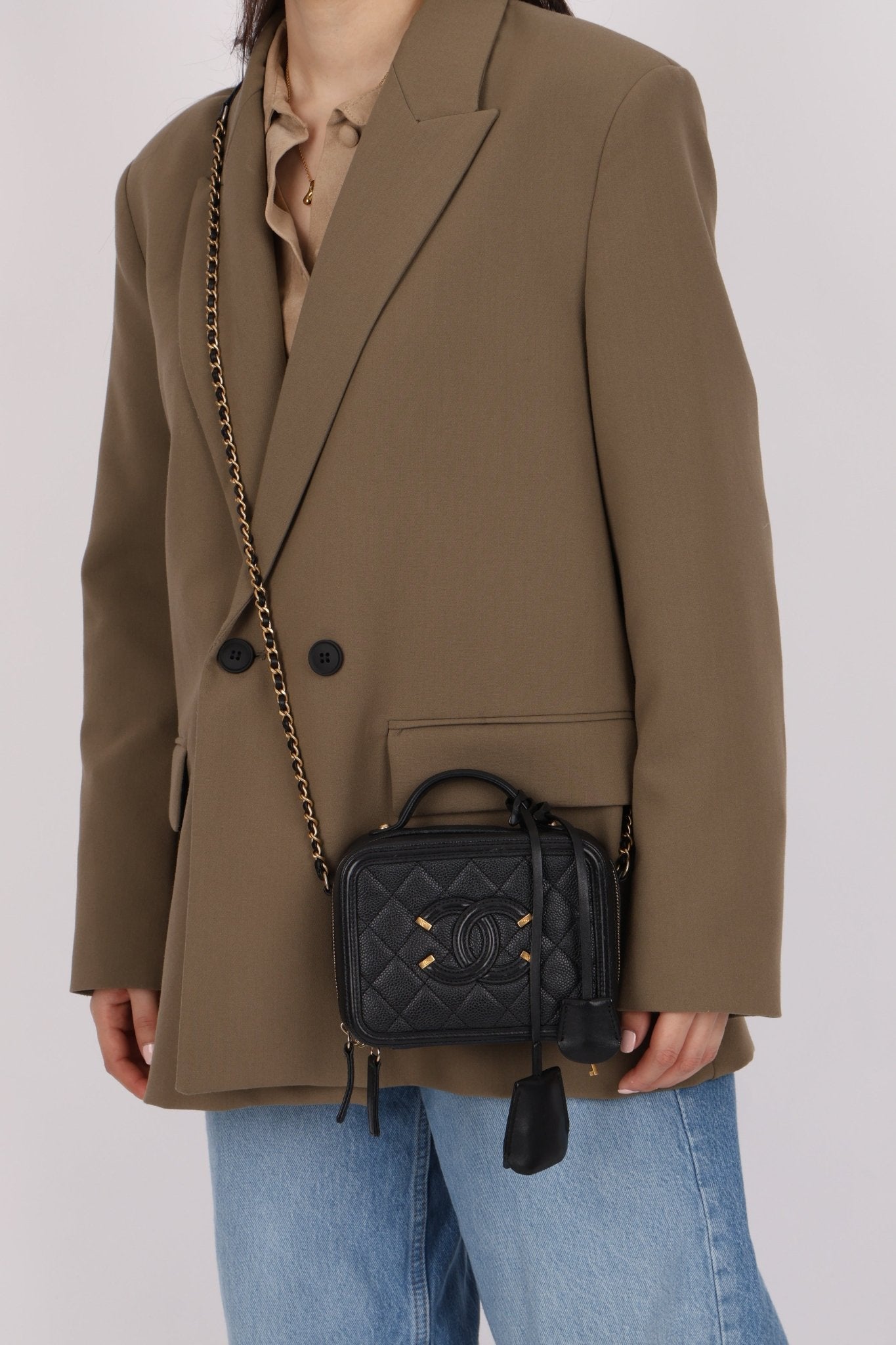 Chanel 2018 Caviar Filigree Small Vanity Case GHW - FashioNica