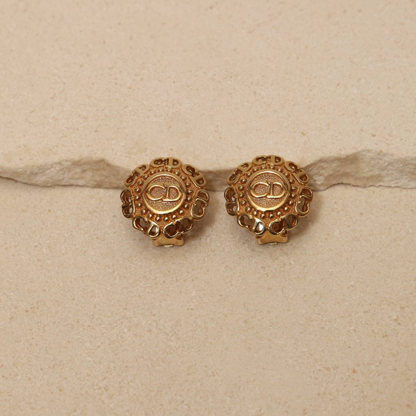 Dior Large Boucles d’Oreilles Rondes Logo Clip - On Earrings - FashioNica