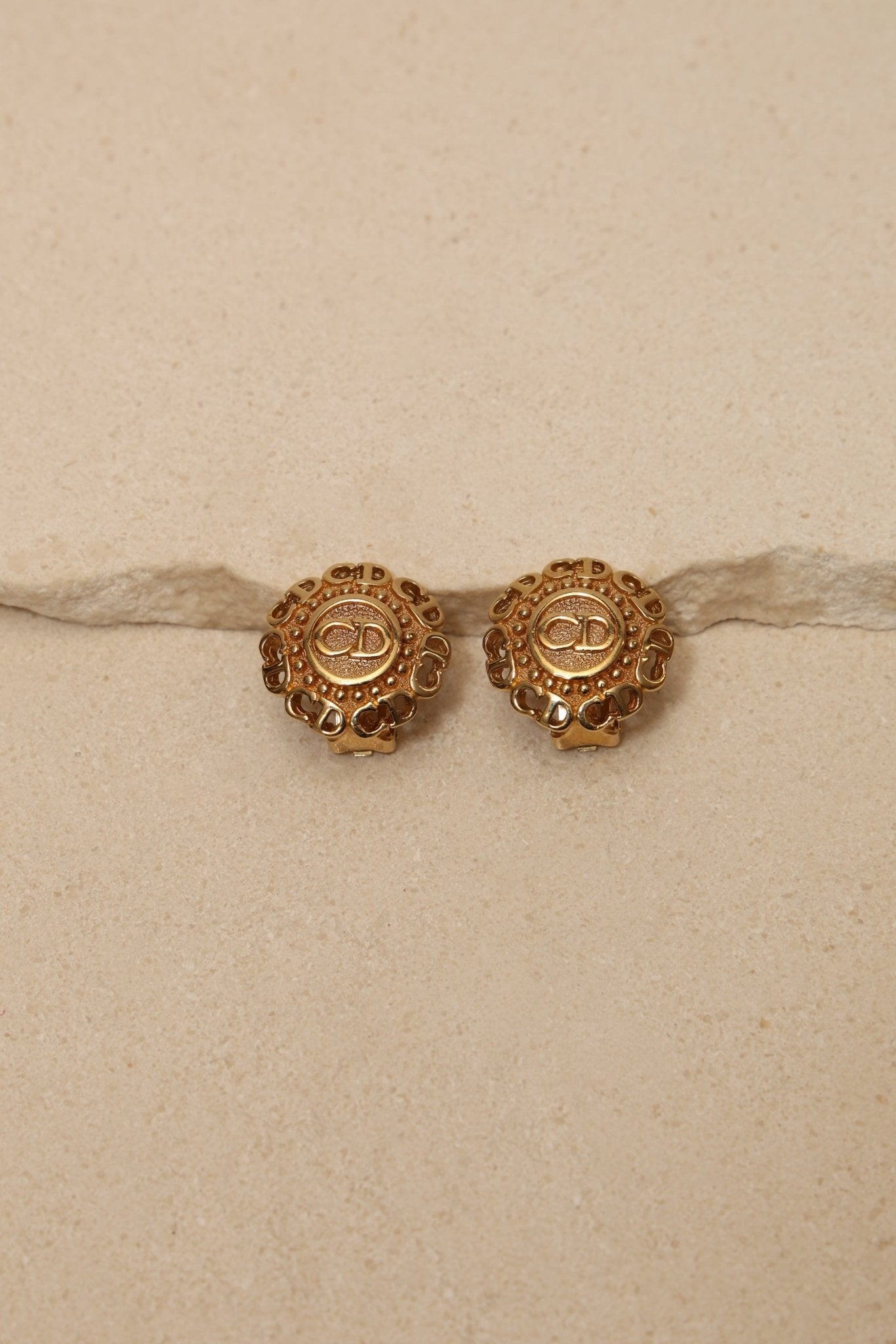 Dior Large Boucles d’Oreilles Rondes Logo Clip - On Earrings - FashioNica