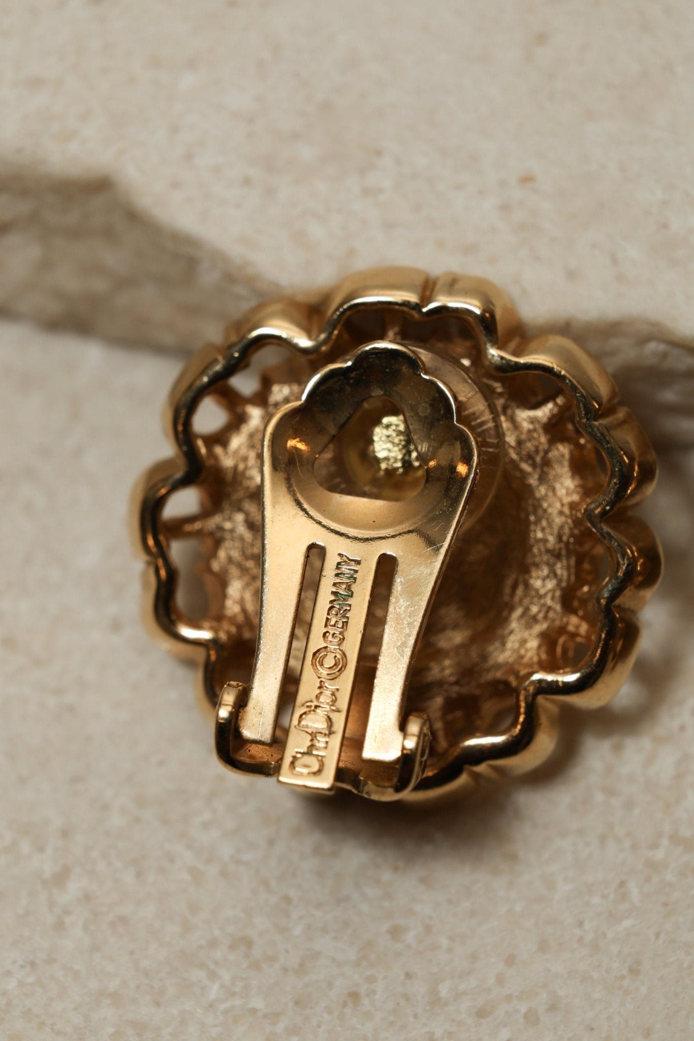 Dior Large Boucles d’Oreilles Rondes Logo Clip - On Earrings - FashioNica