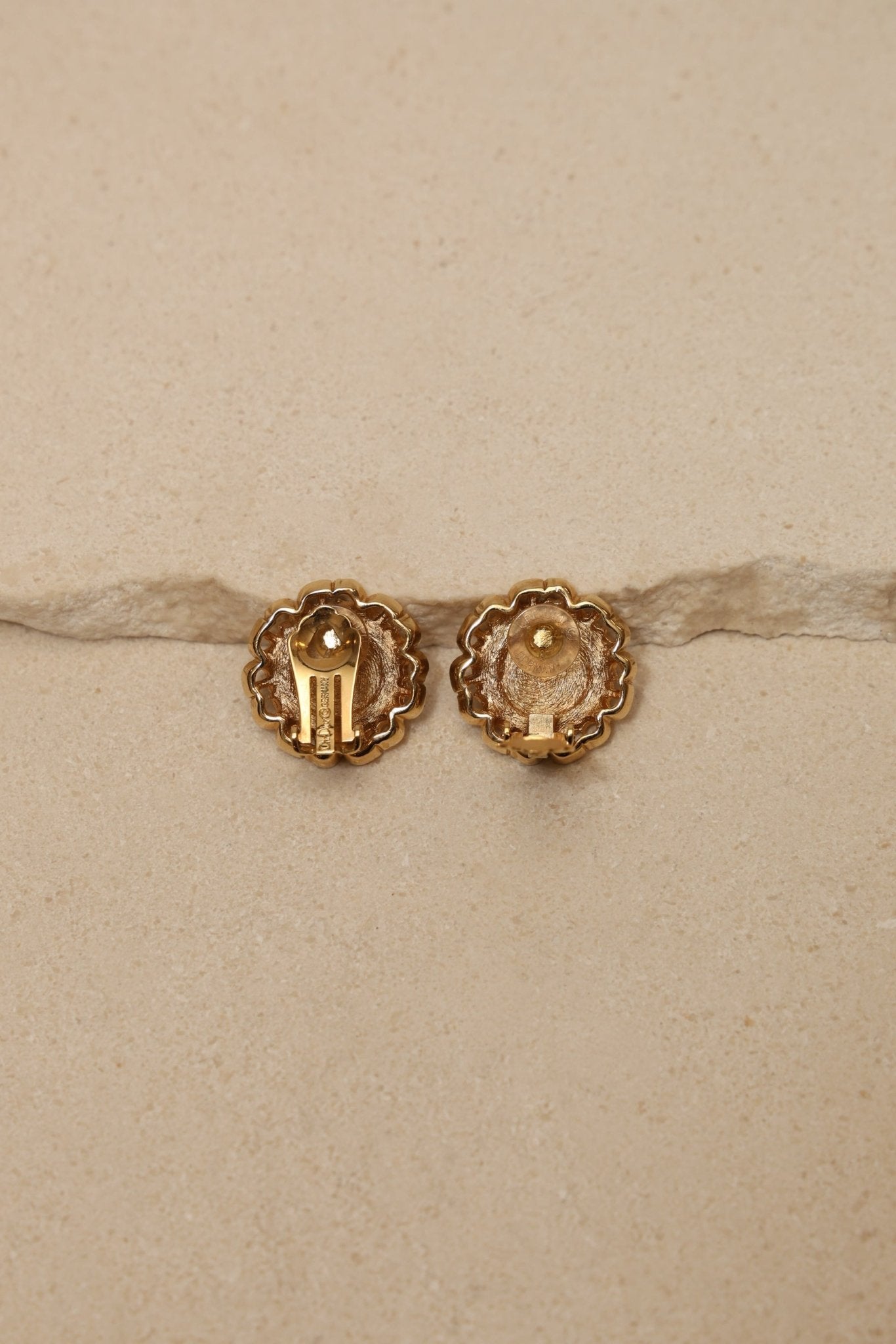 Dior Large Boucles d’Oreilles Rondes Logo Clip - On Earrings - FashioNica