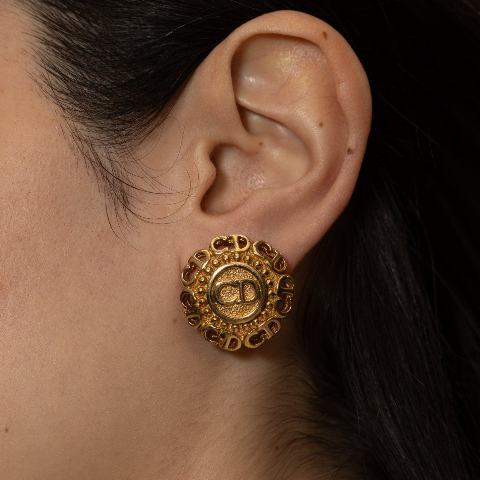 Dior Large Boucles d’Oreilles Rondes Logo Clip - On Earrings - FashioNica