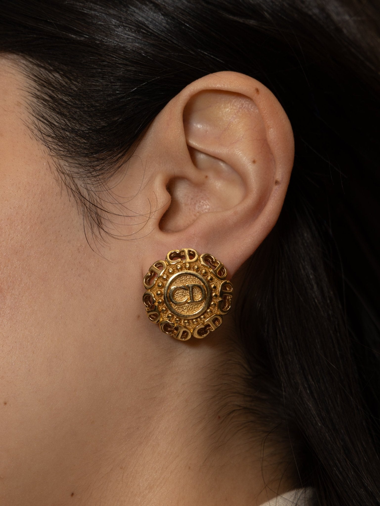 Dior Large Boucles d’Oreilles Rondes Logo Clip - On Earrings - FashioNica