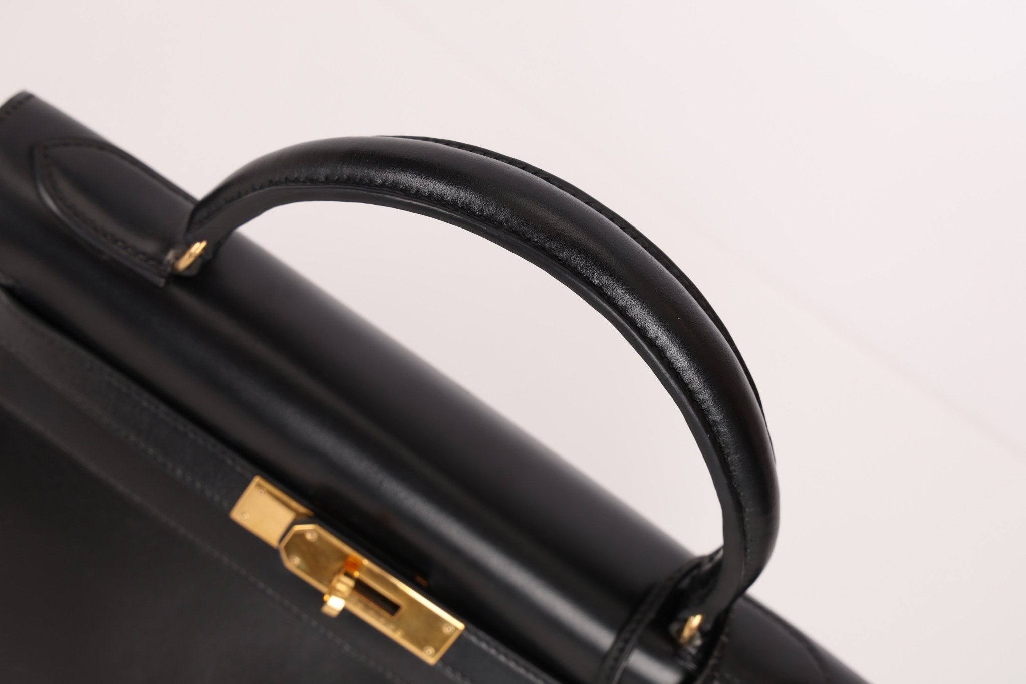 Hermès 1986 Noir Box Kelly 28 Sellier GHW - FashioNica