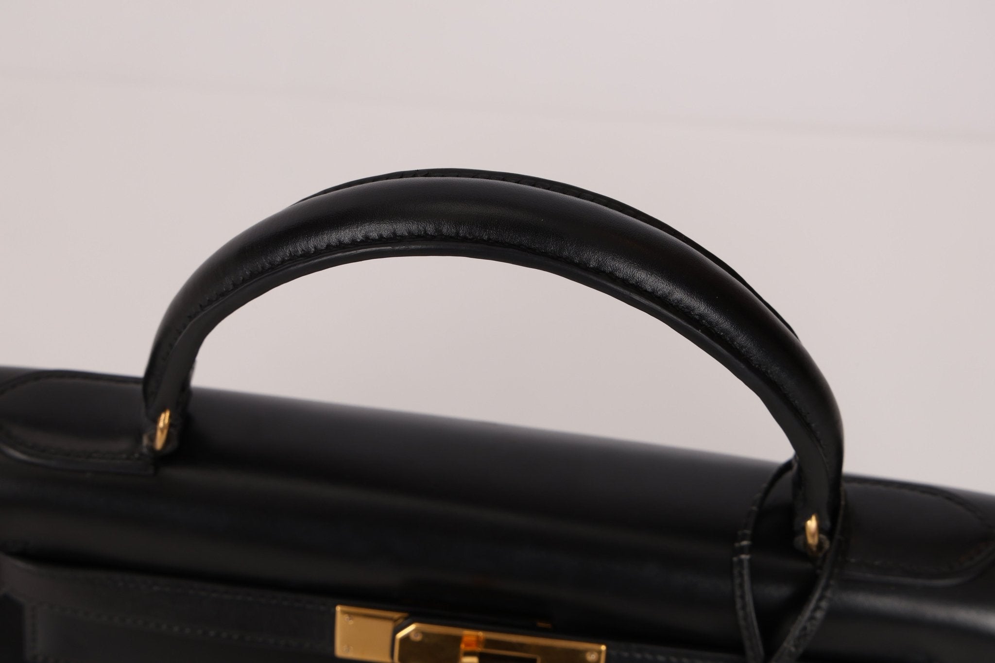Hermès 1986 Noir Box Kelly 28 Sellier GHW - FashioNica