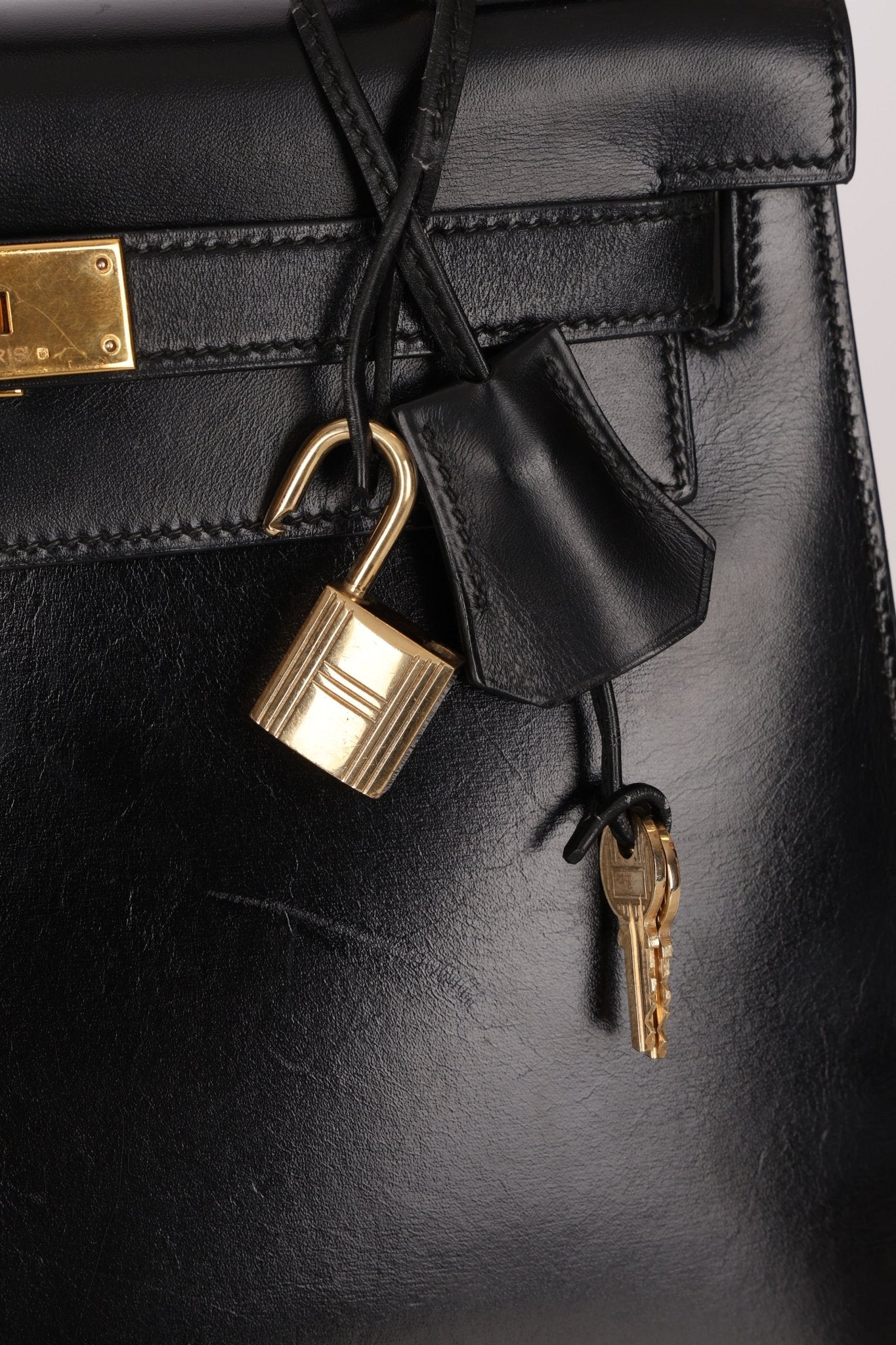 Hermès 1986 Noir Box Kelly 28 Sellier GHW - FashioNica