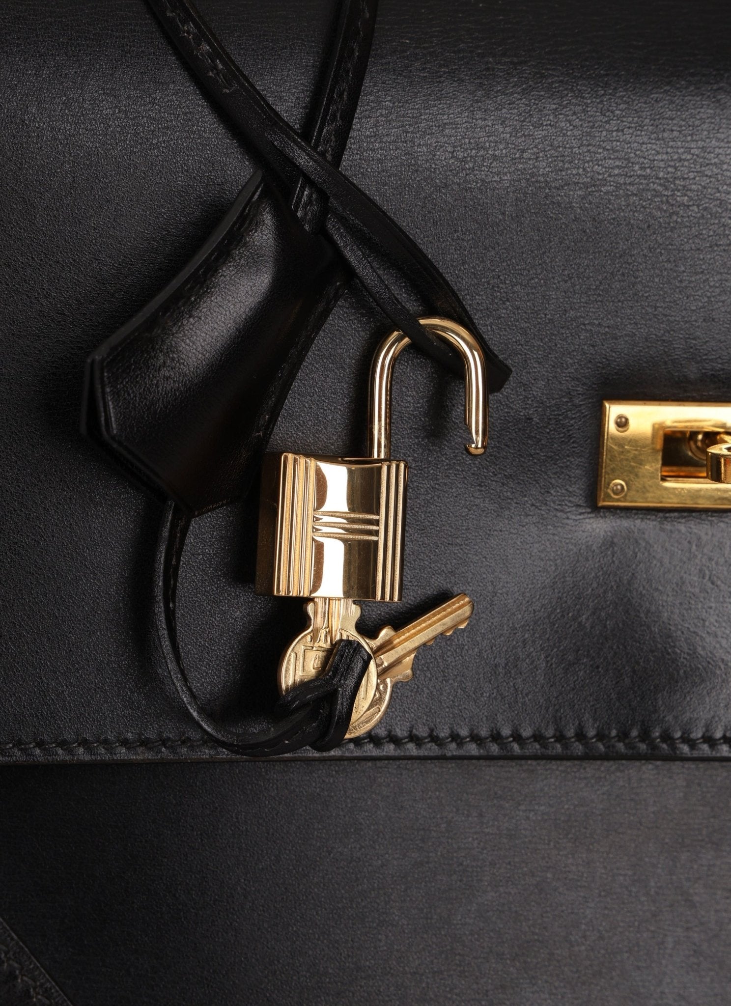 Hermès 2000 Noir Box Kelly Dépêches 38 GHW - FashioNica