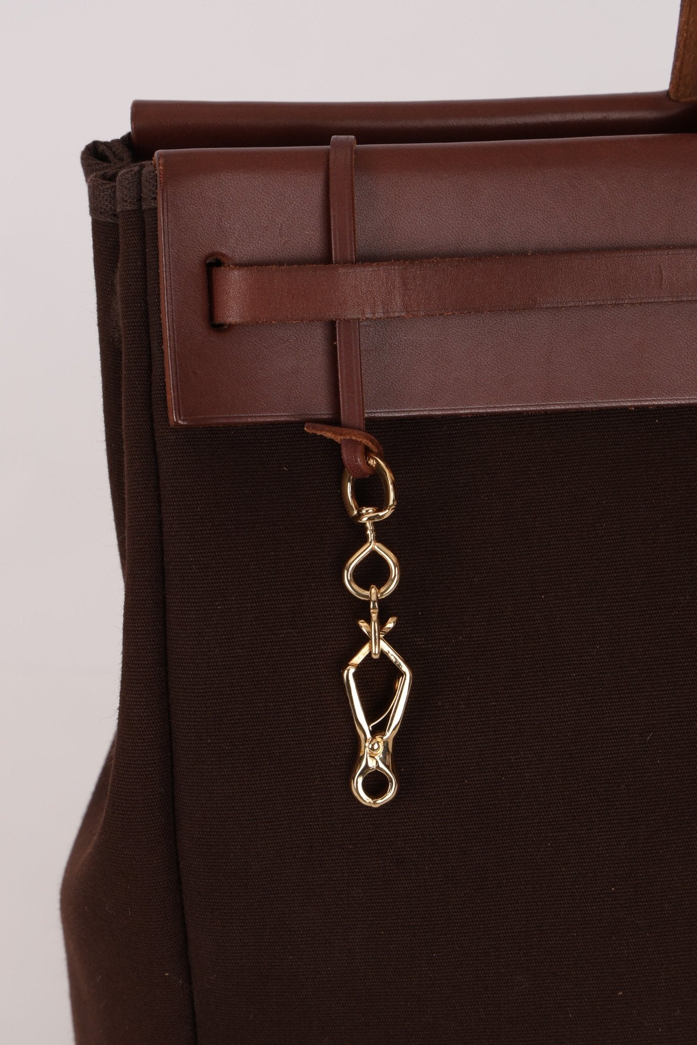 Hermès 2002 Rouge Sellier Vache Hunter and Ebene Toile Cabas Herbag 38 GHW - FashioNica