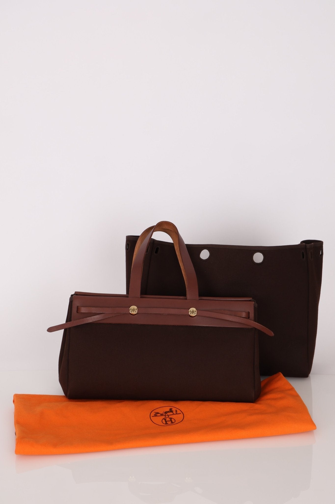 Hermès 2002 Rouge Sellier Vache Hunter and Ebene Toile Cabas Herbag 38 GHW - FashioNica
