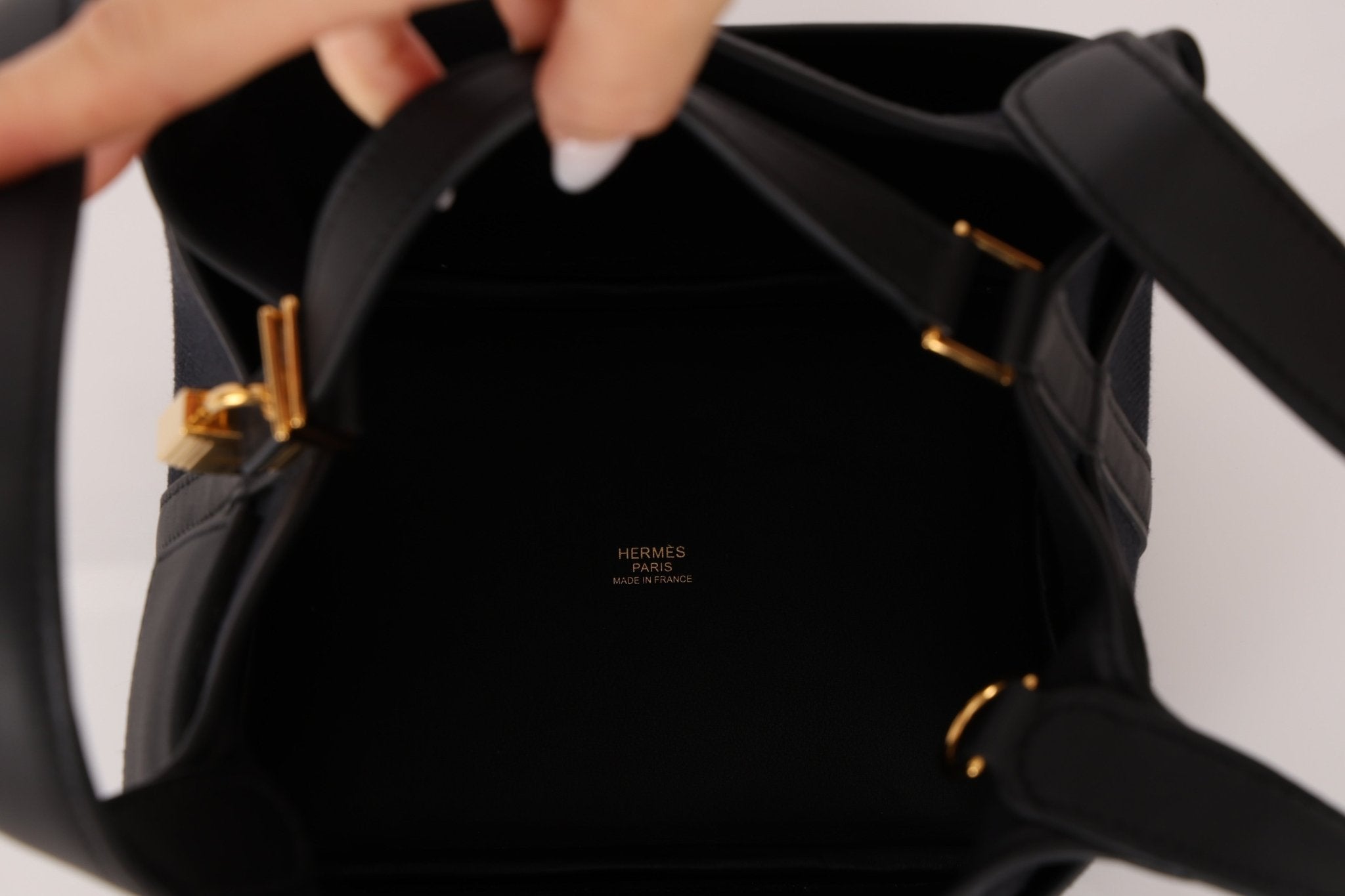 Hermès 2022 Noir Toile Goeland Swift Cargo Picotin Lock 18 GHW - FashioNica