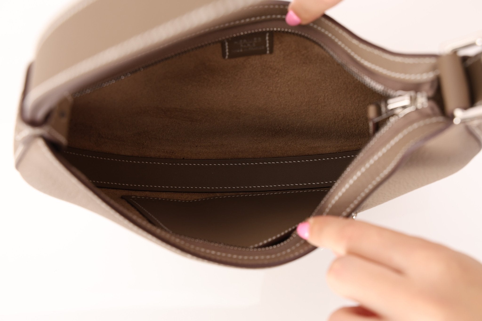 Hermès Etoupe Togo P’tit Arçon PHW - FashioNica