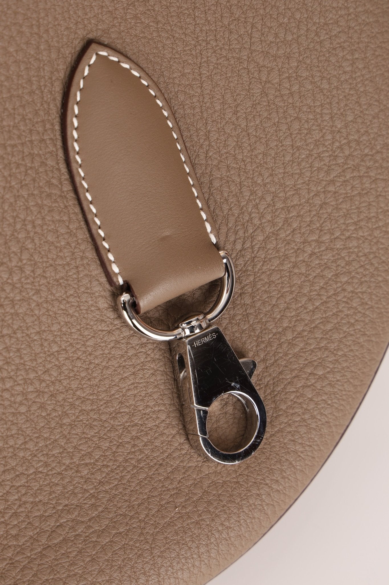 Hermès Etoupe Togo P’tit Arçon PHW - FashioNica