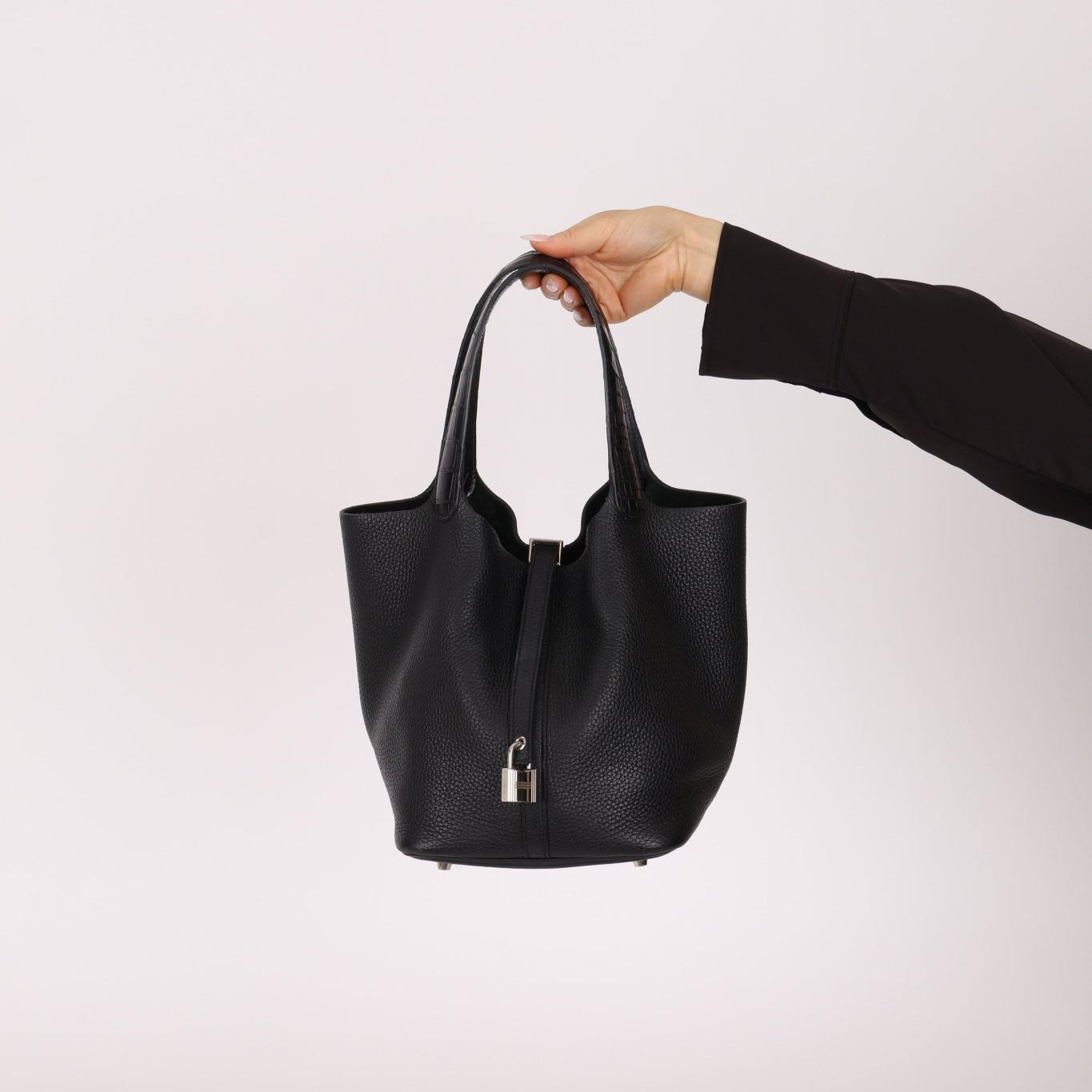 Limited Edition Hermès 2019 Noir Clemence and Matte Alligator Touch Picotin 22 - FashioNica