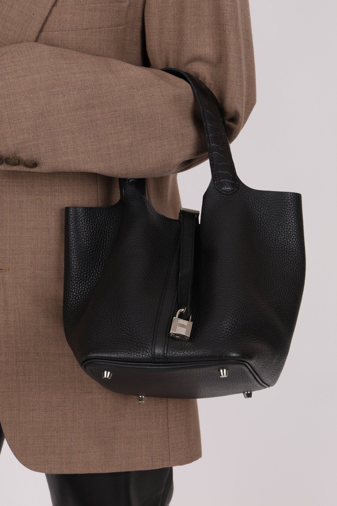 Limited Edition Hermès 2019 Noir Clemence and Matte Alligator Touch Picotin 22 - FashioNica